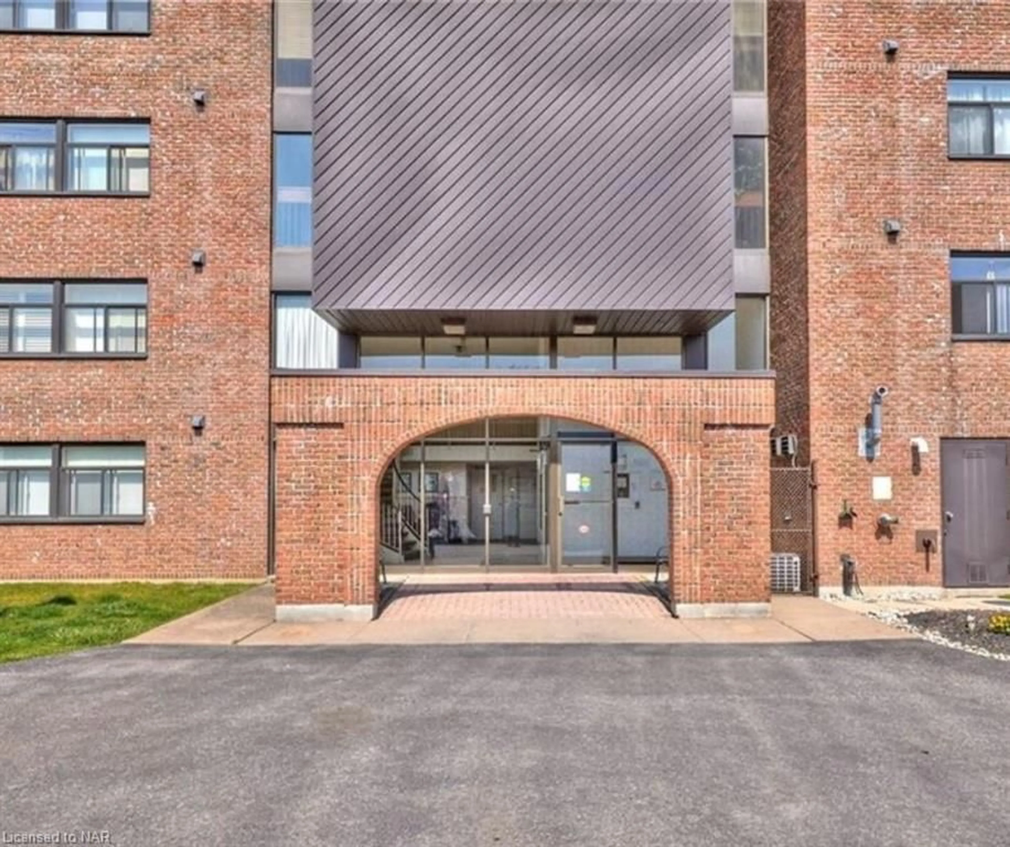 Indoor foyer for 276 Oakdale Ave #313, St. Catharines Ontario L2P 3S5