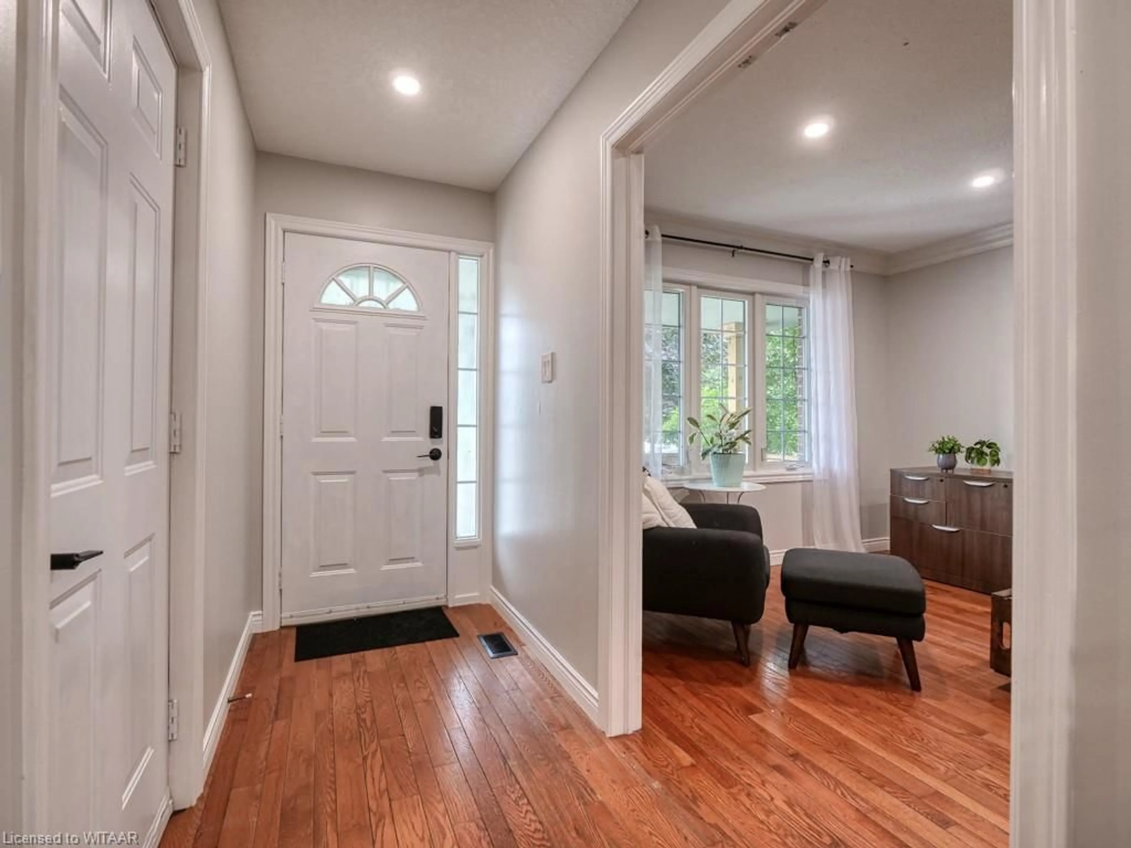 Indoor entryway for 40 Moulton Crt, Ingersoll Ontario N5C 4C4