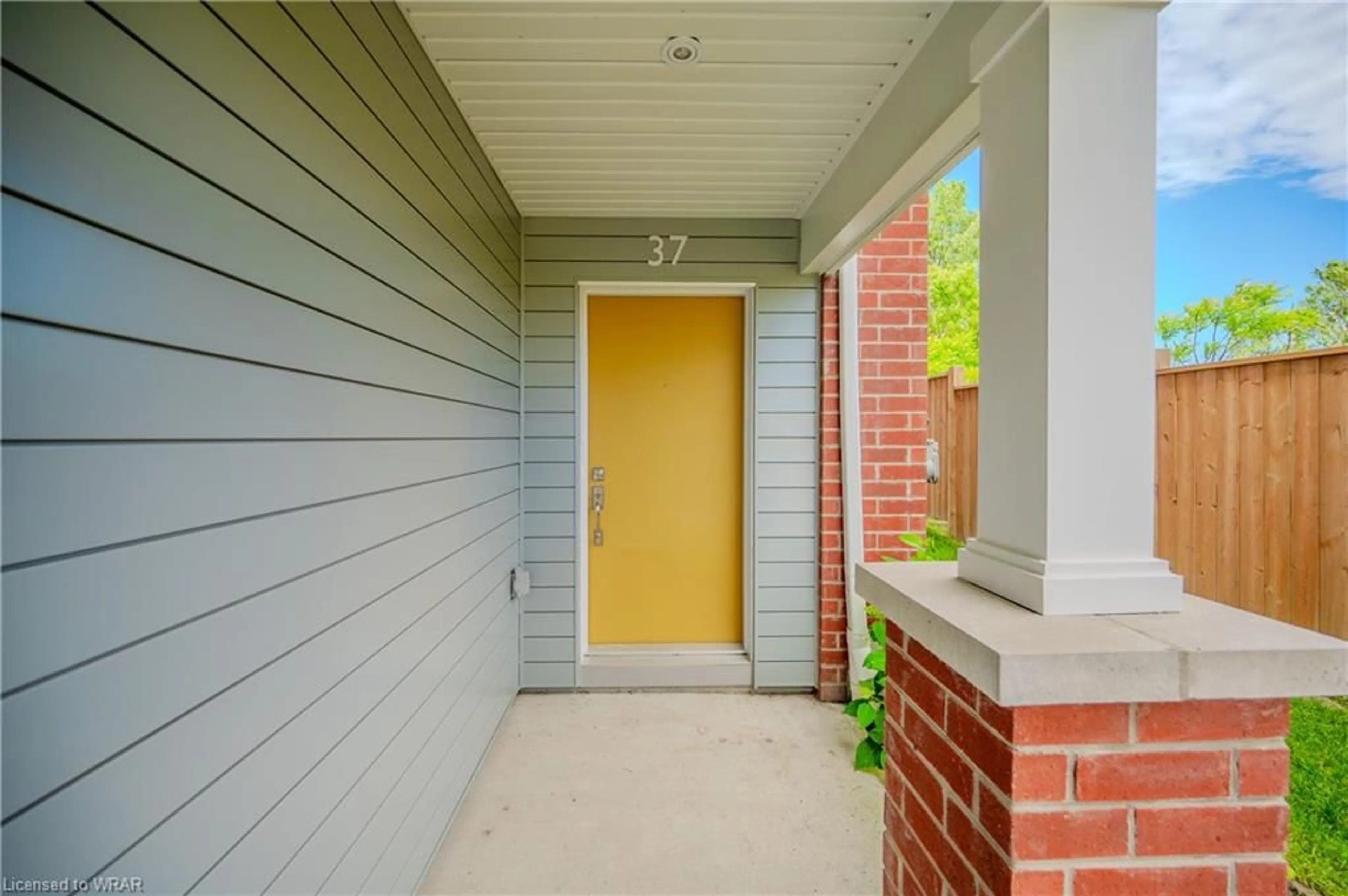 Indoor entryway for 37 Valencia Ave, Kitchener Ontario N2R 0R7