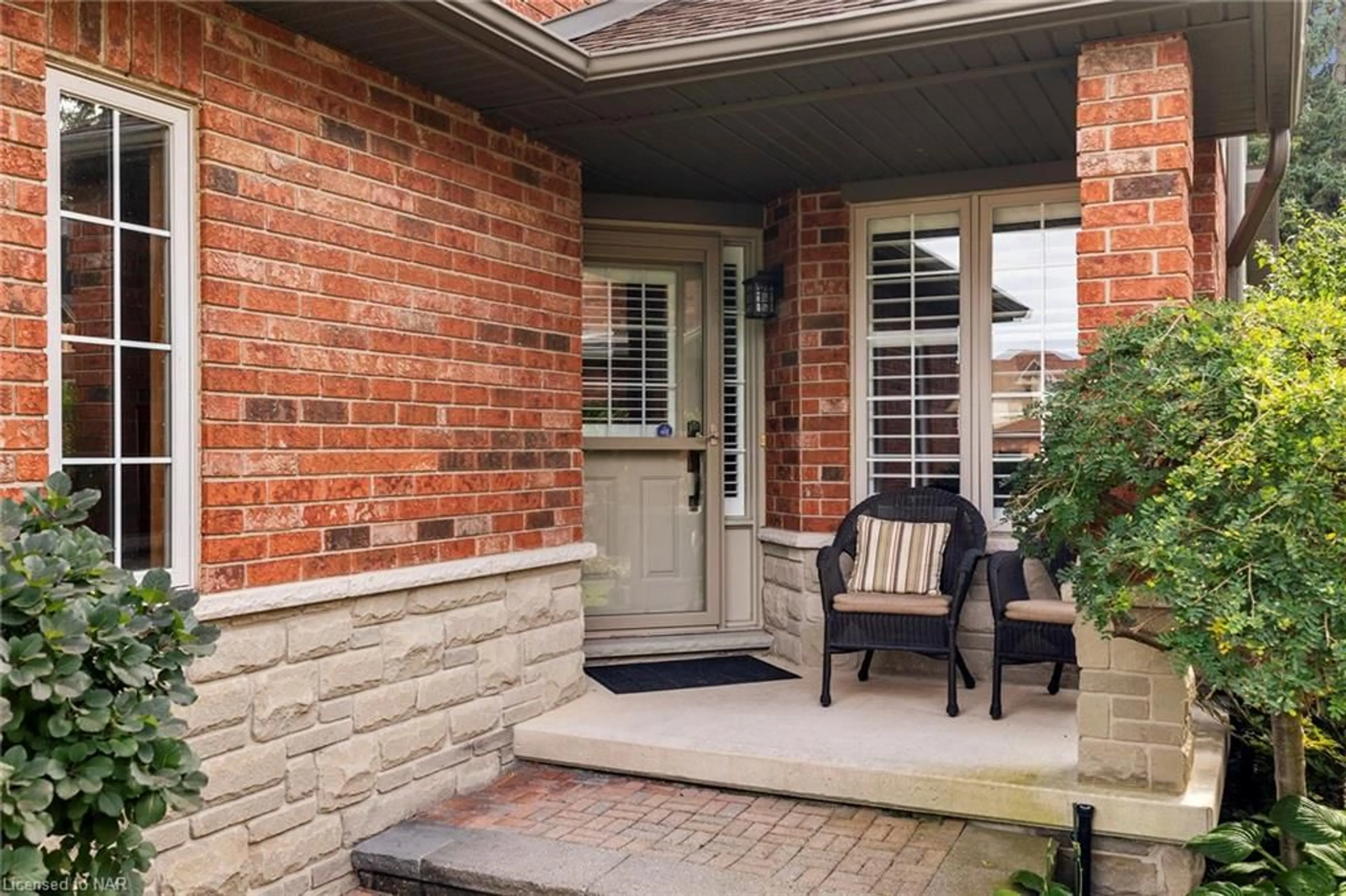 Home with brick exterior material for 29 Tamarack Crt, Grimsby Ontario L3M 5M2