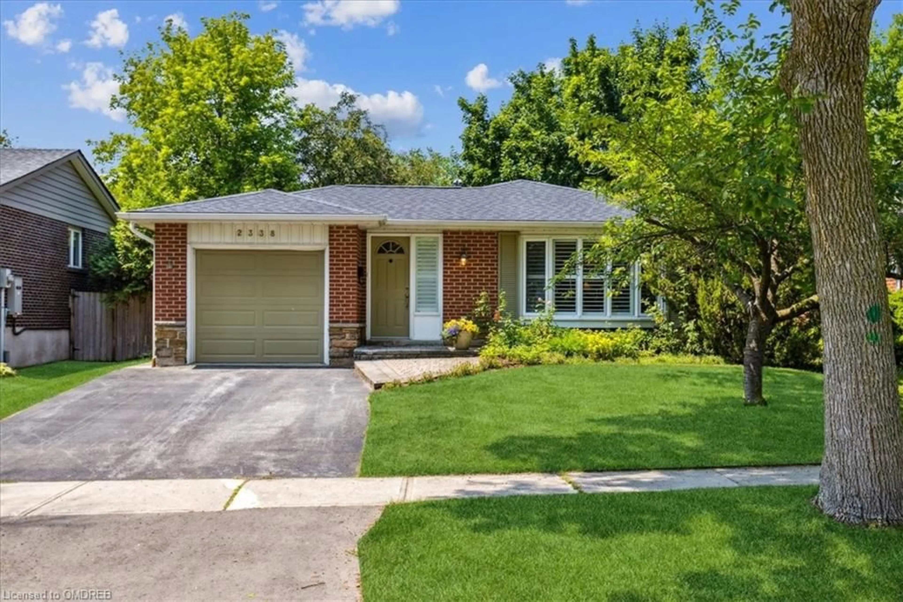 Home with brick exterior material for 2338 Devon Rd, Oakville Ontario L6J 5R5