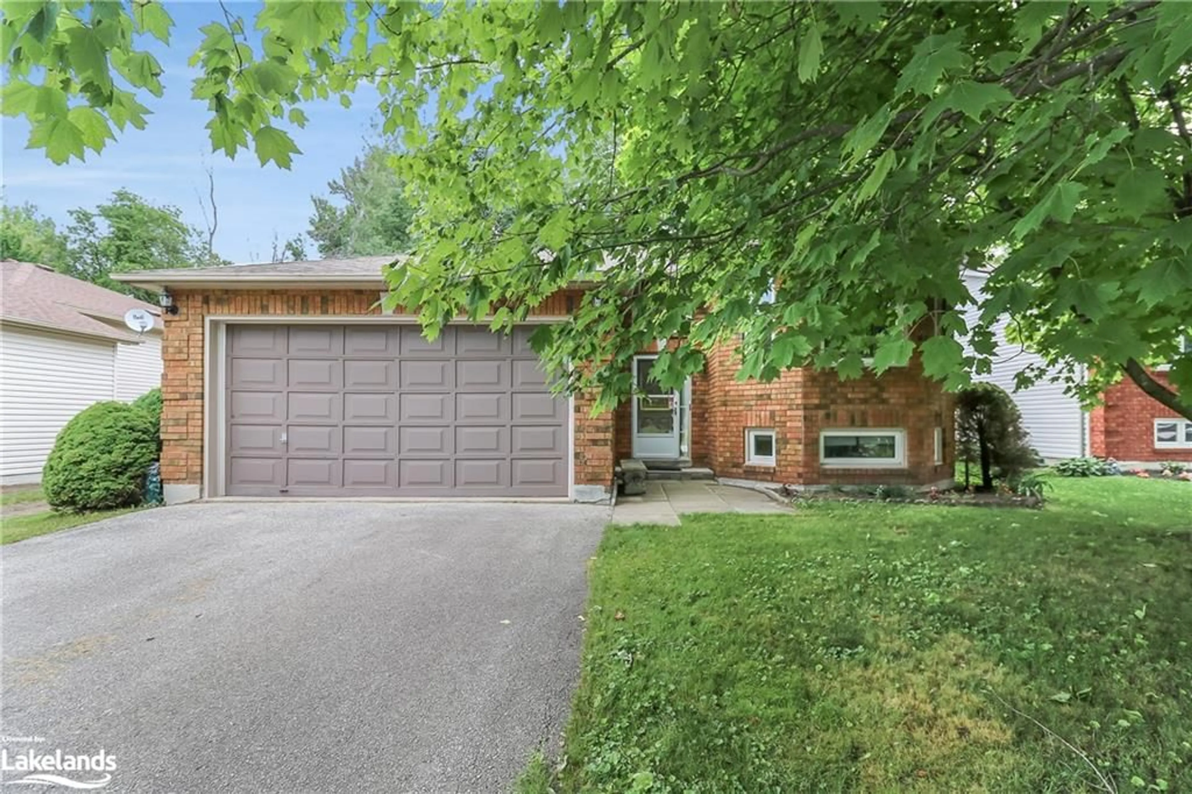 Home with brick exterior material for 11 Evergreen Cres, Wasaga Beach Ontario L9Z 1B6