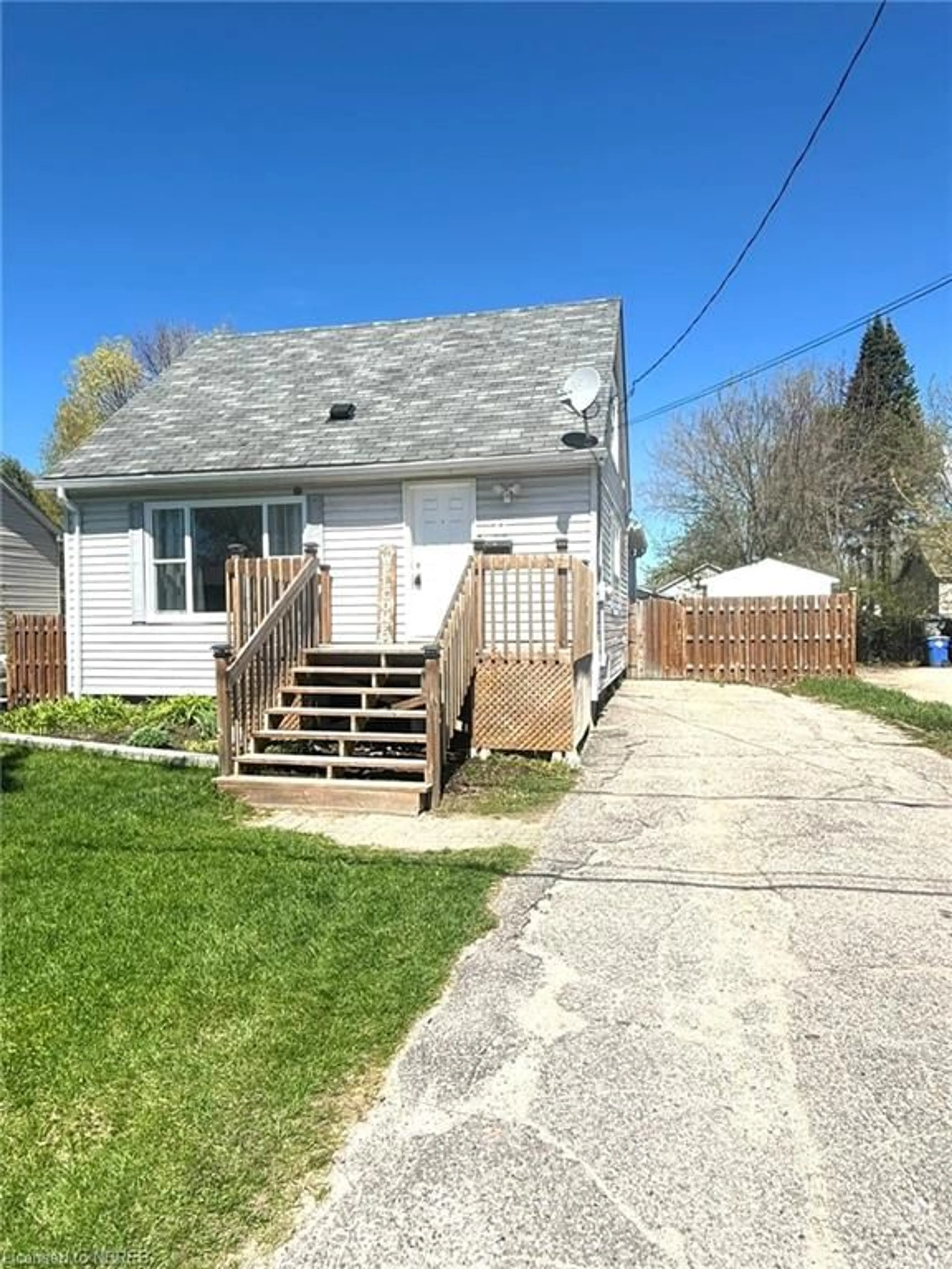 Frontside or backside of a home for 11 Brock St, North Bay Ontario P1A 1H4