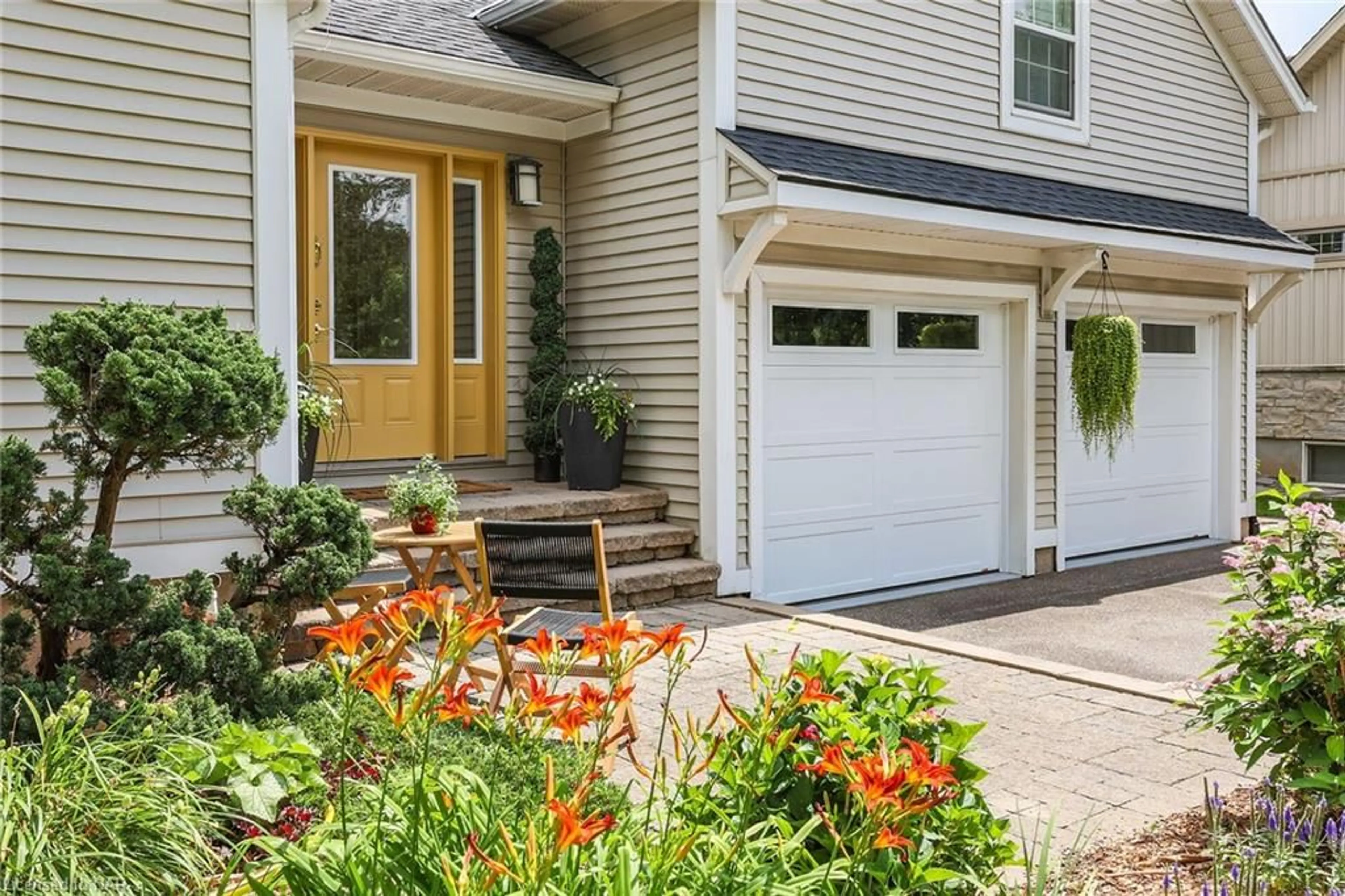 Indoor entryway, wood floors for 14443 Niagara River Pky, Niagara-on-the-Lake Ontario L0S 1L0