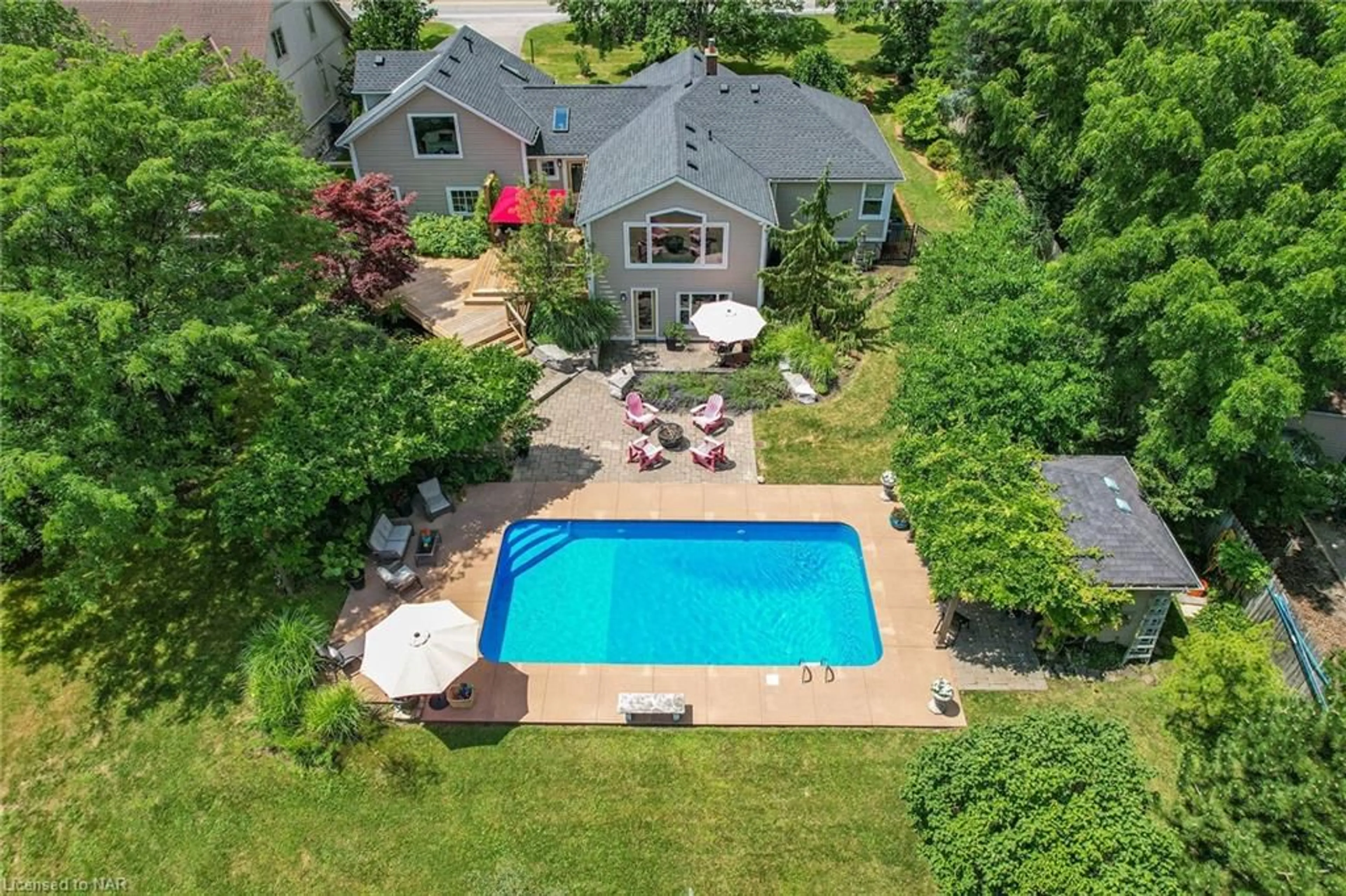 Indoor or outdoor pool for 14443 Niagara River Pky, Niagara-on-the-Lake Ontario L0S 1L0