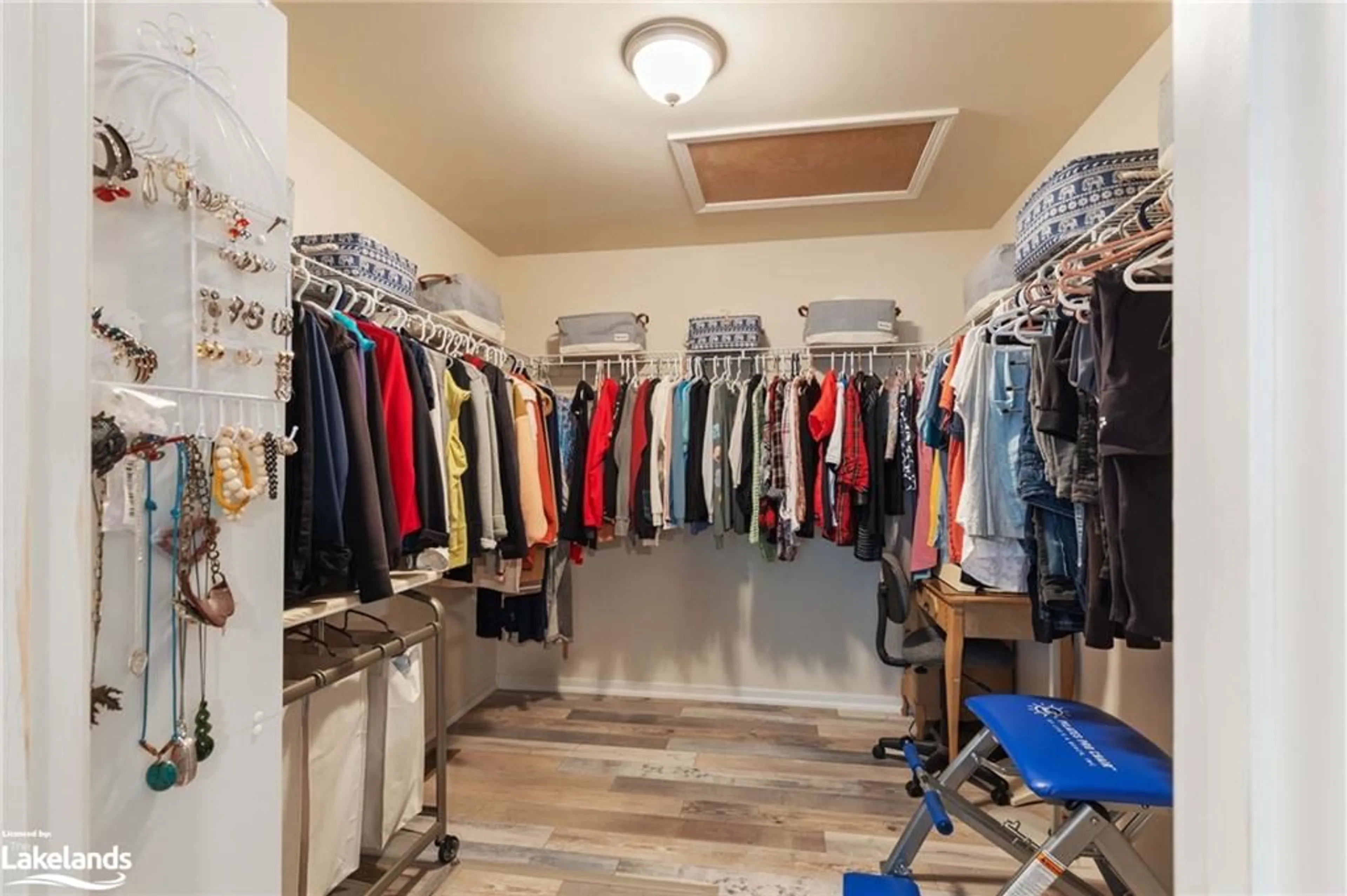 Storage room or clothes room or walk-in closet for 84 New York Ave, Wasaga Beach Ontario L9Z 3A8