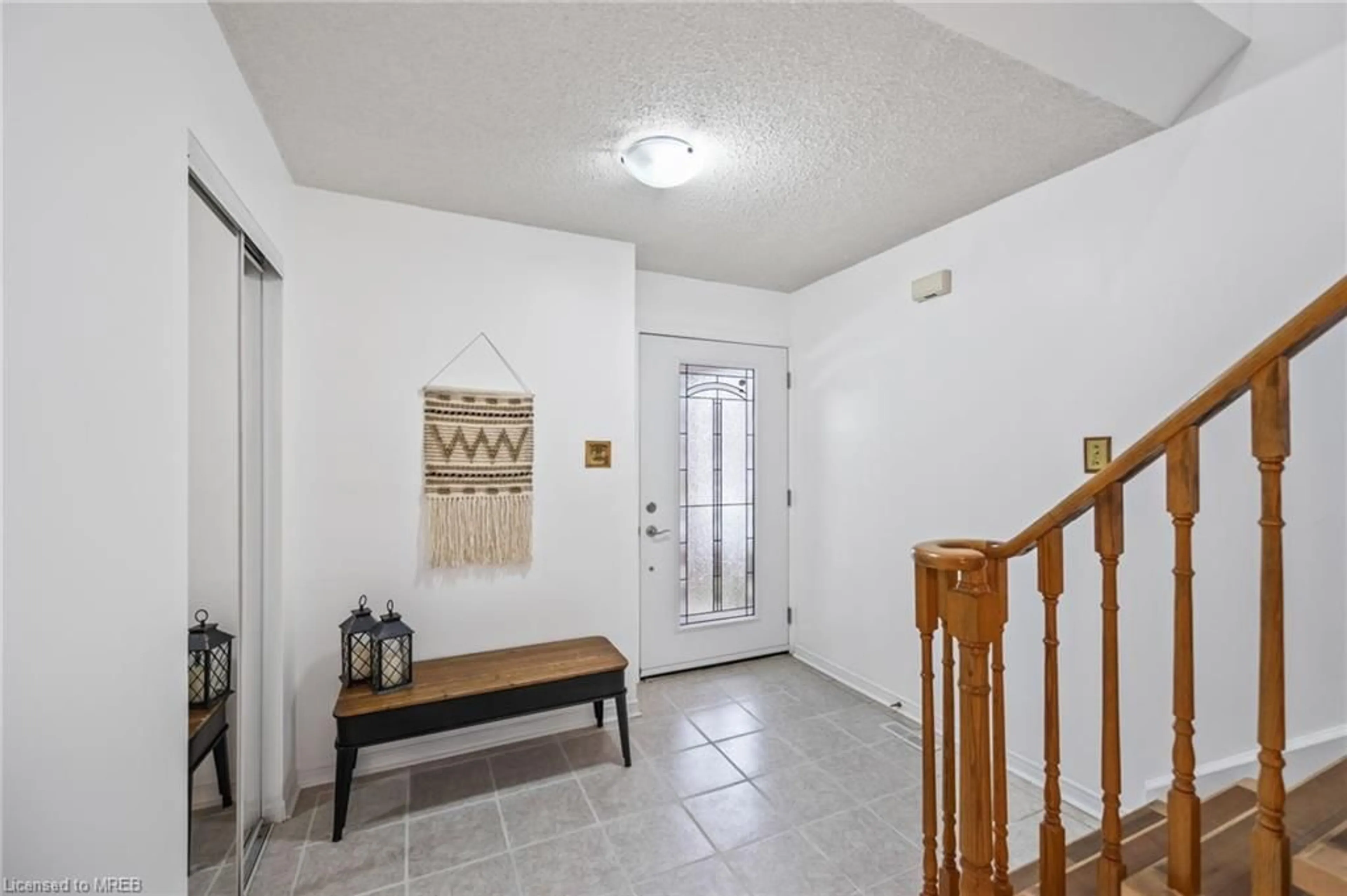 Indoor foyer for 2873 Gulfstream Way, Mississauga Ontario L5N 6K2