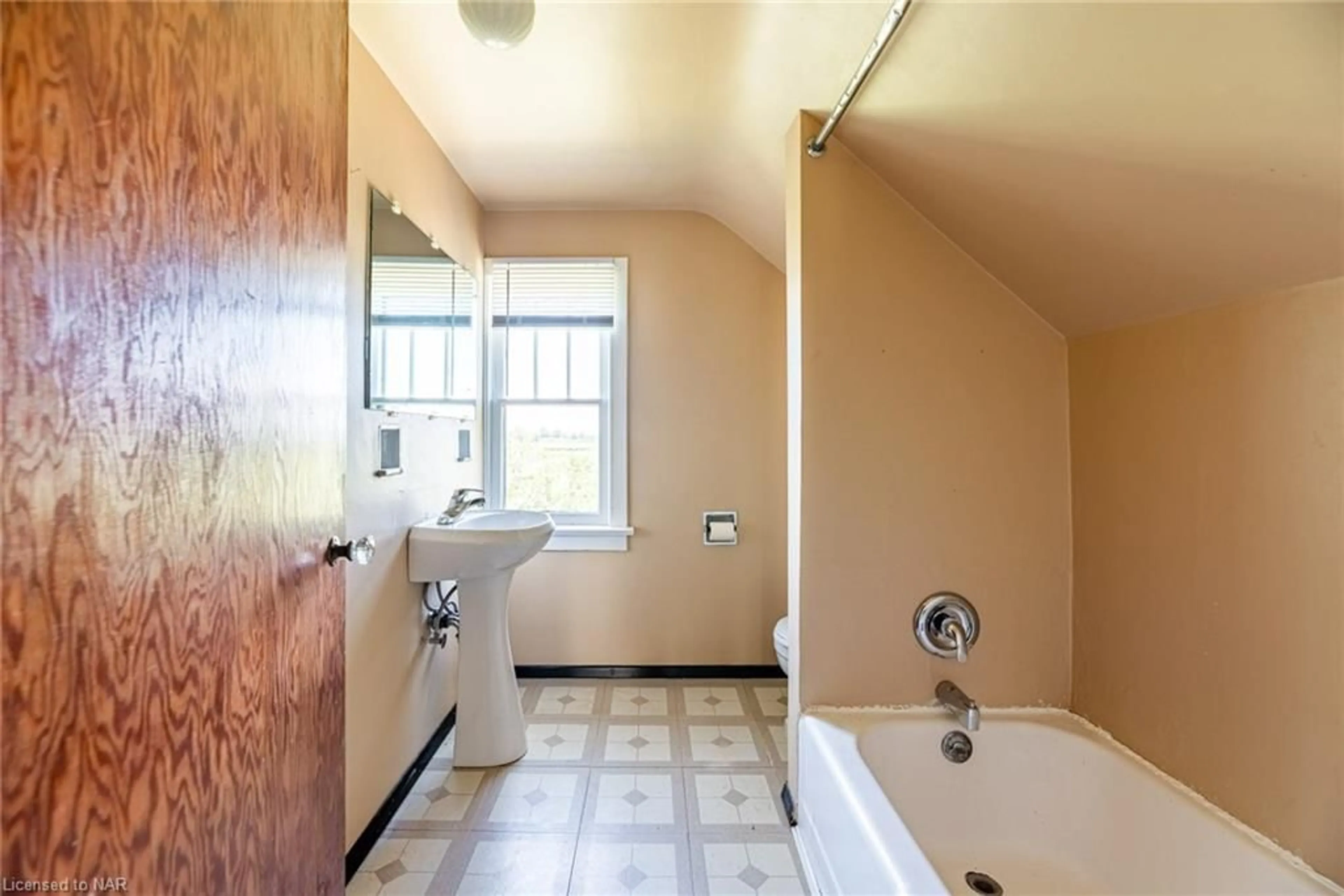 Bathroom for 882 Line 1 Rd, Niagara-on-the-Lake Ontario L0S 1J0