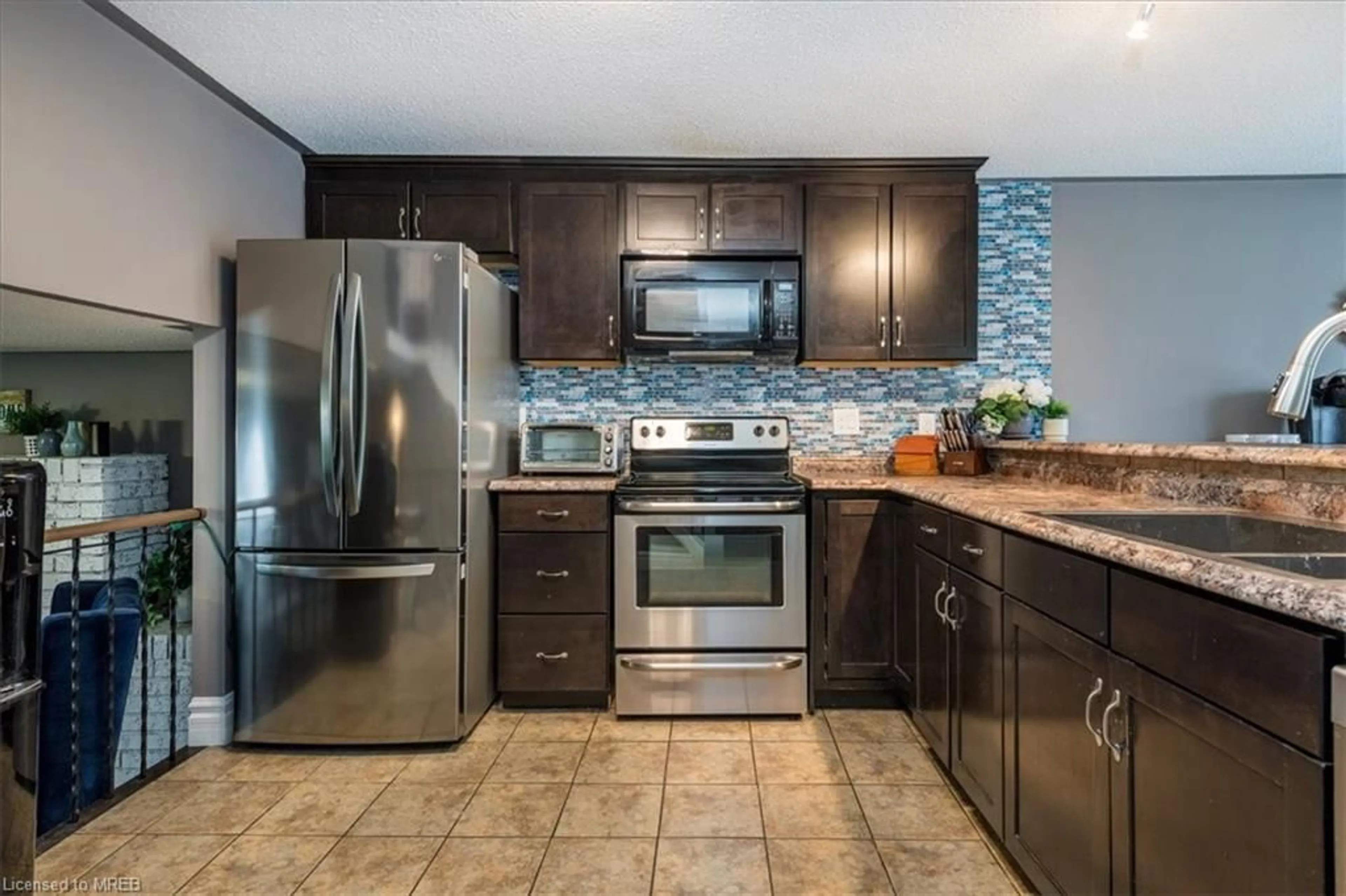 Standard kitchen for 8 Wells Cres, Barrie Ontario L4N 5W5