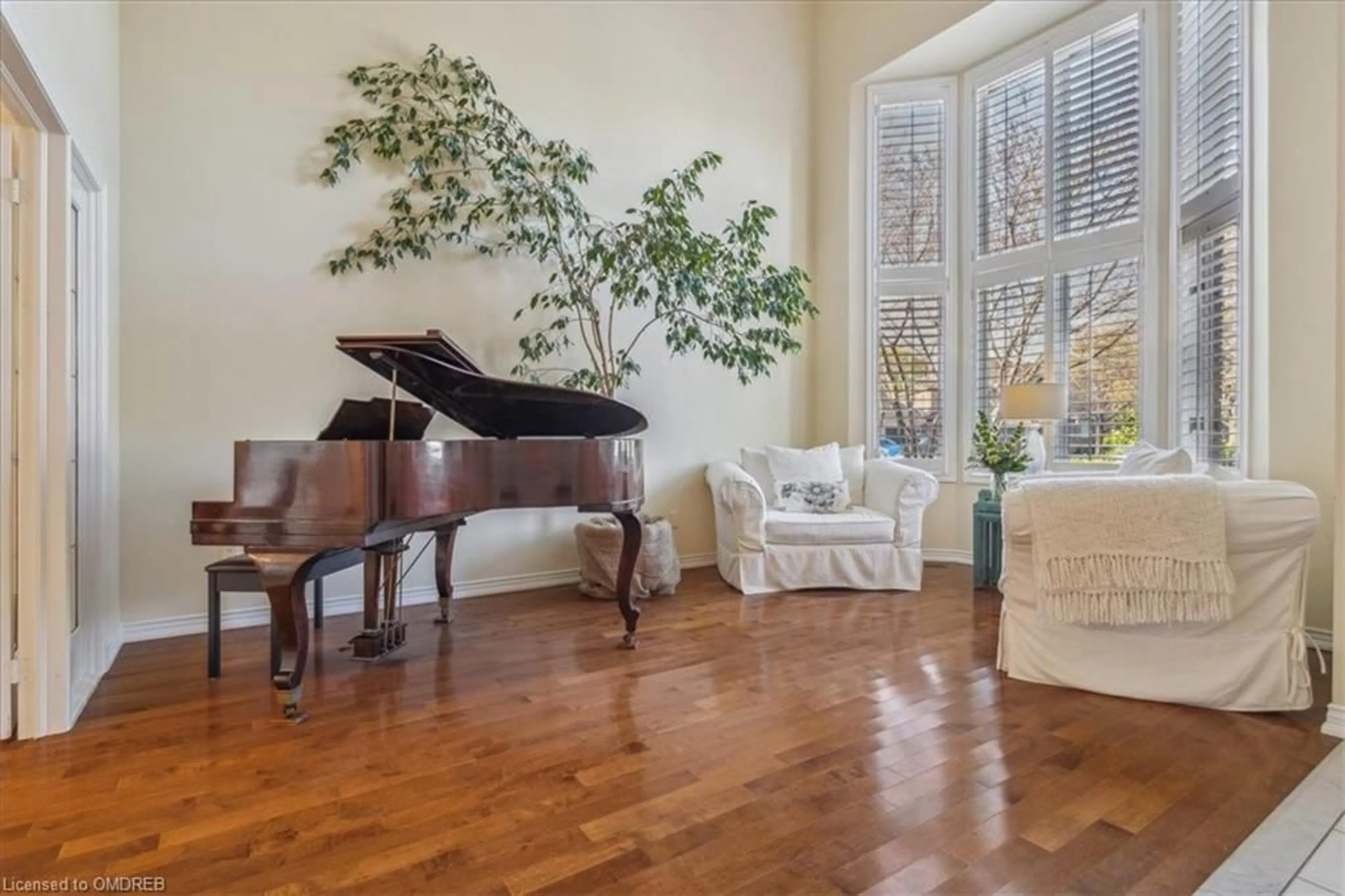 Living room for 1292 Grainer Crt, Oakville Ontario L6M 3A5