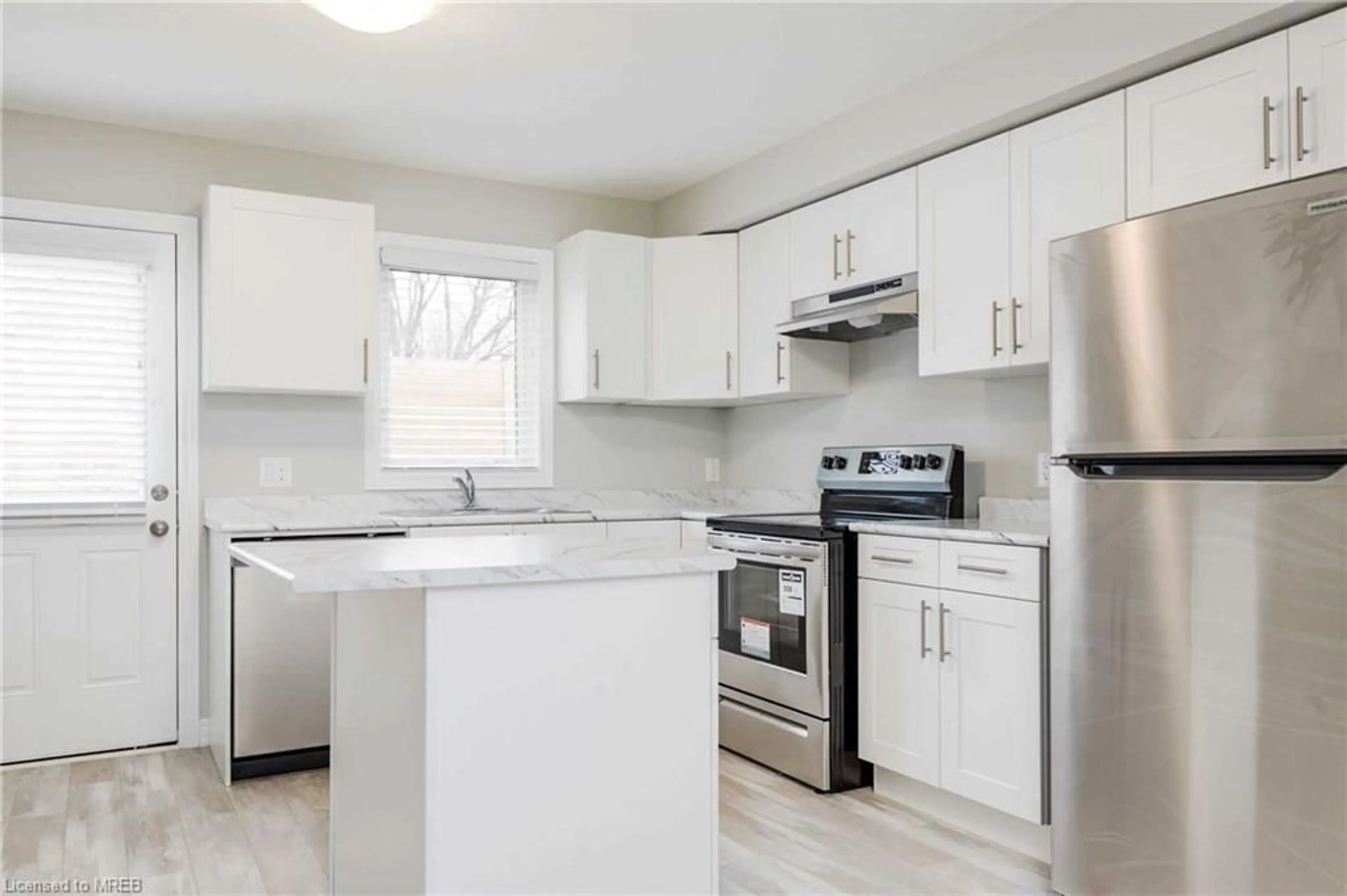 Standard kitchen for 7768 Ascot Circle #72, Niagara Falls Ontario L2H 3P9