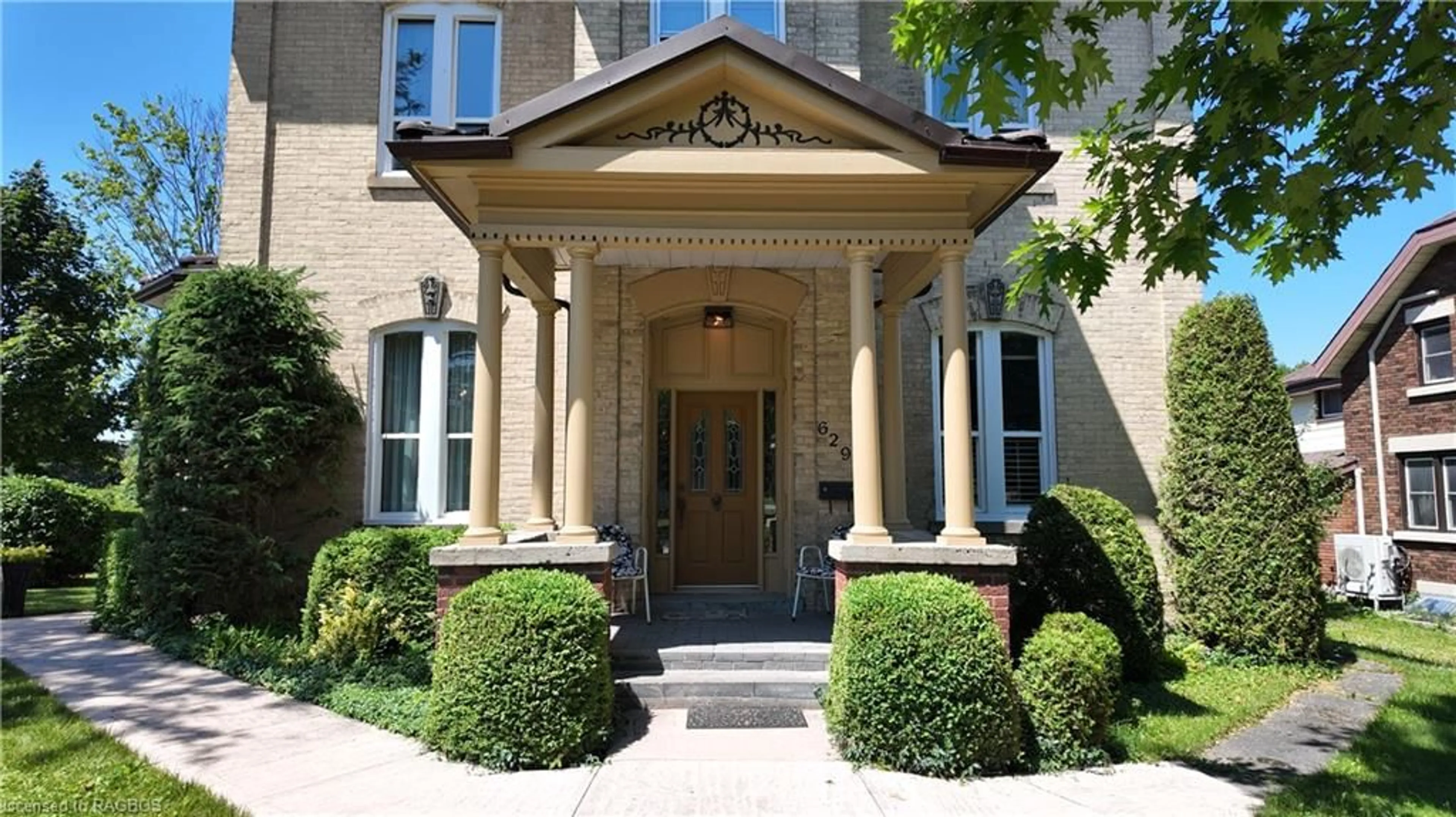 Indoor foyer, wood floors for 629 Yonge St, Walkerton Ontario N0G 2V0