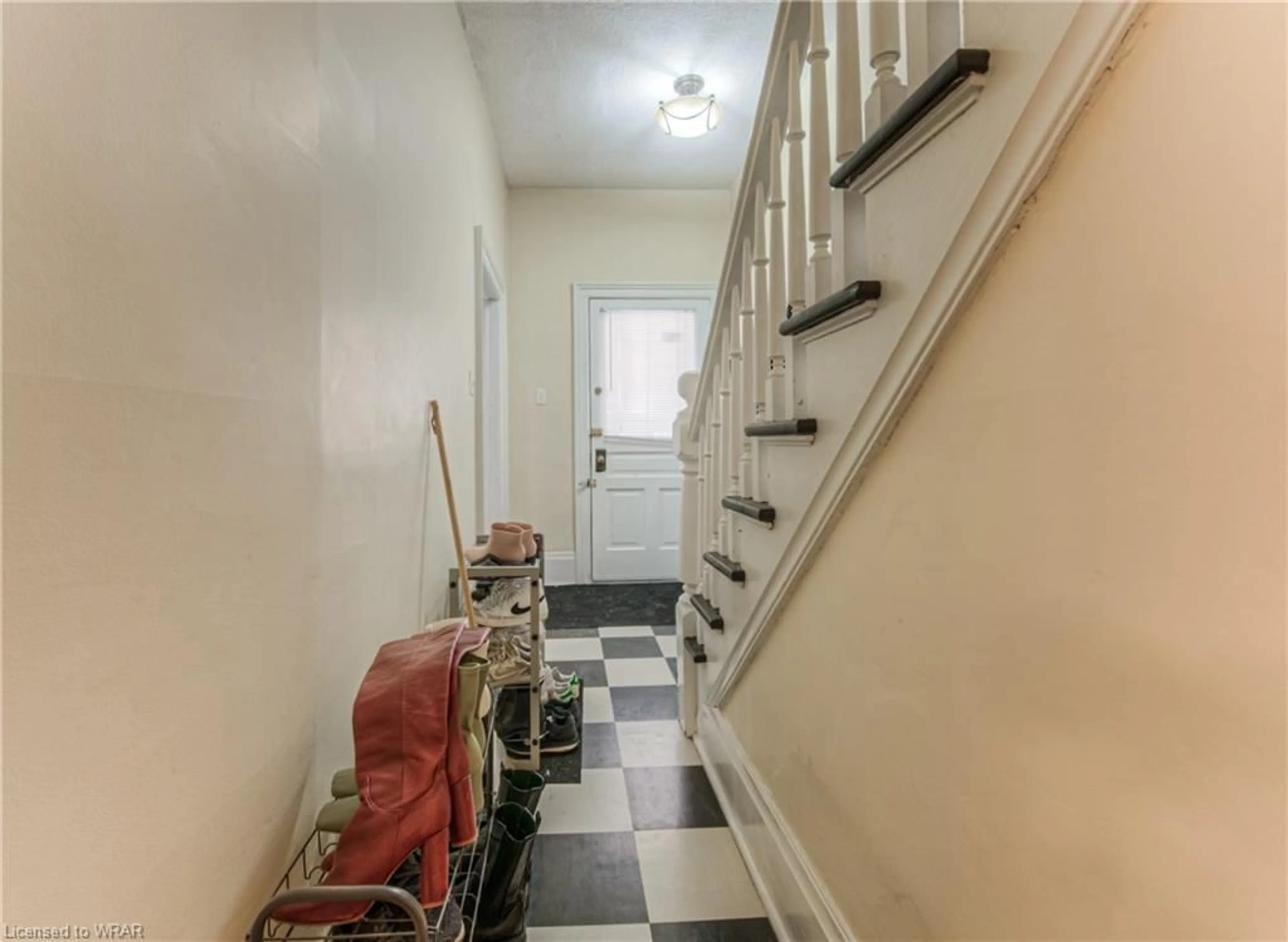 Indoor entryway for 111-113 Joseph St, Kitchener Ontario N2G 1J3