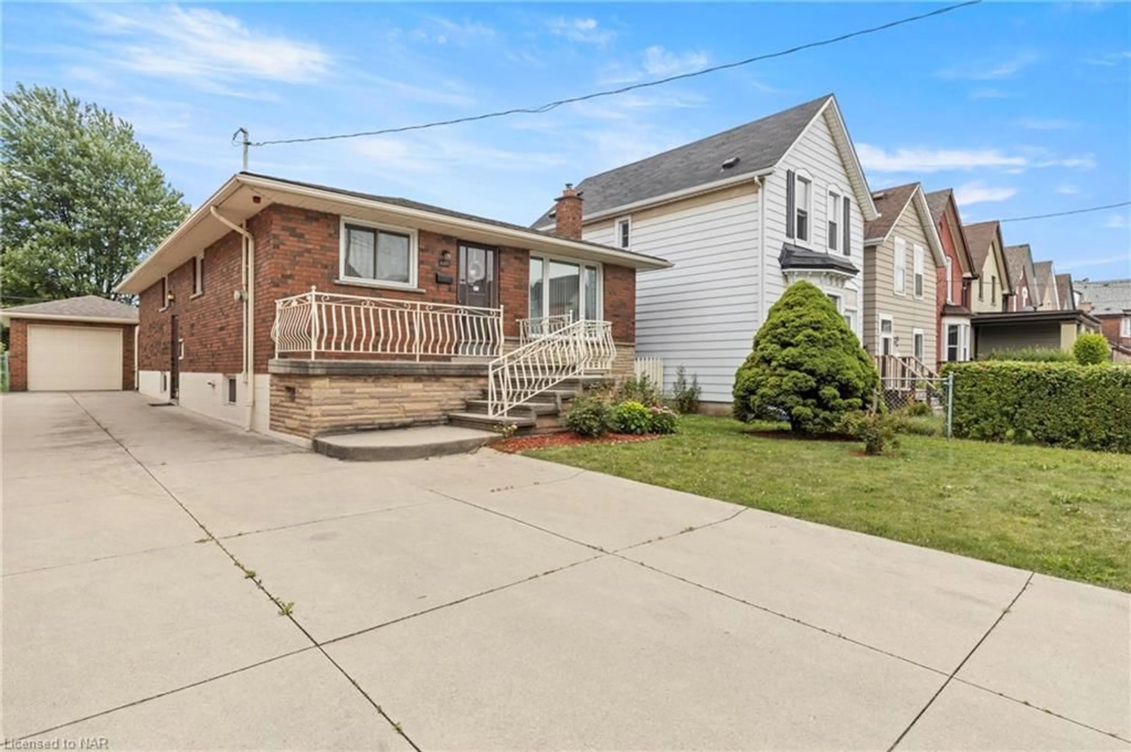 Frontside or backside of a home for 124 Tisdale St, Hamilton Ontario L8L 5M6