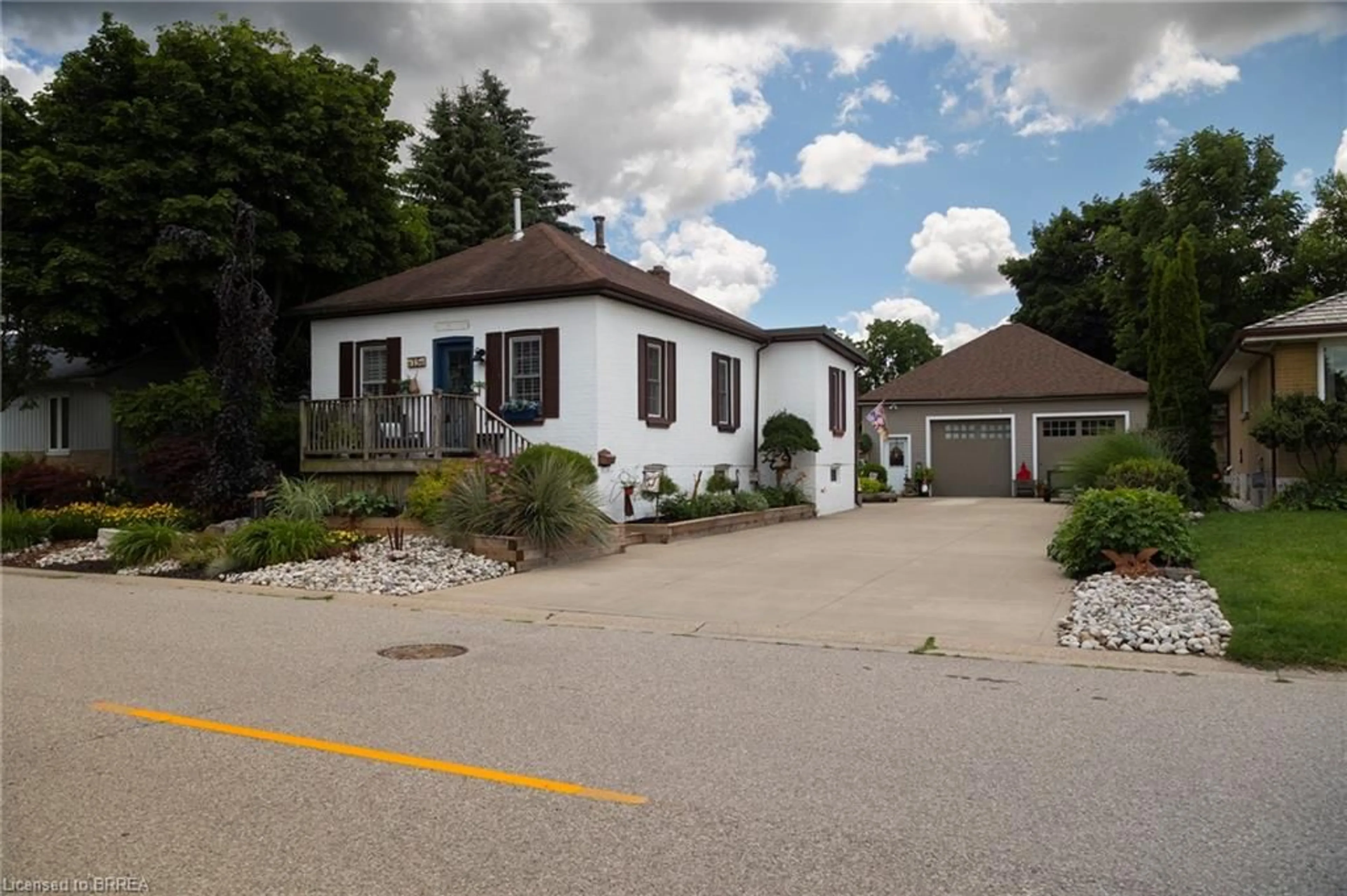 Frontside or backside of a home for 15 Lyndhurst St, Brantford Ontario N3S 4M4