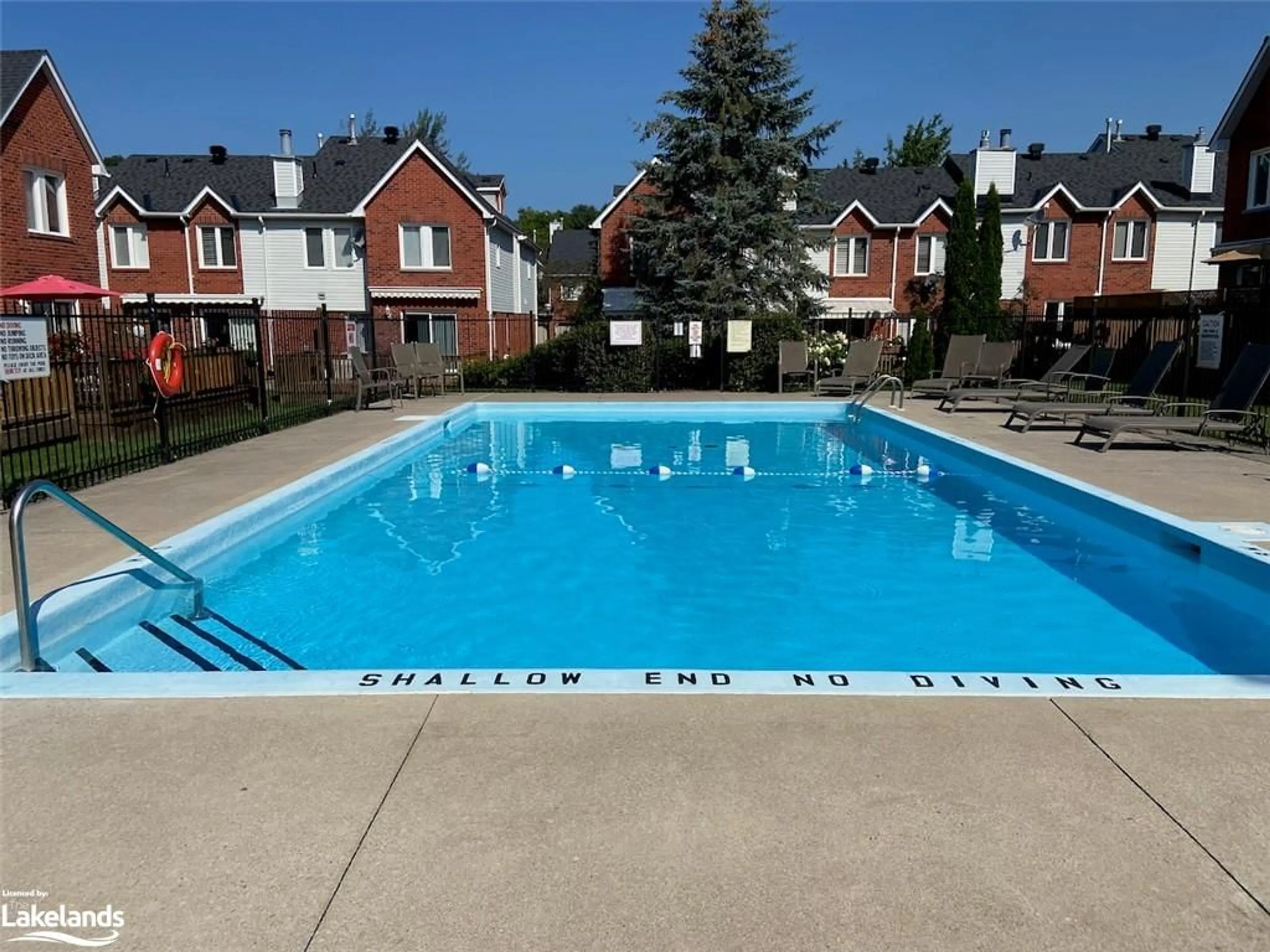 Indoor or outdoor pool for 30 Shoreline Dr, Bracebridge Ontario P1L 1Z4