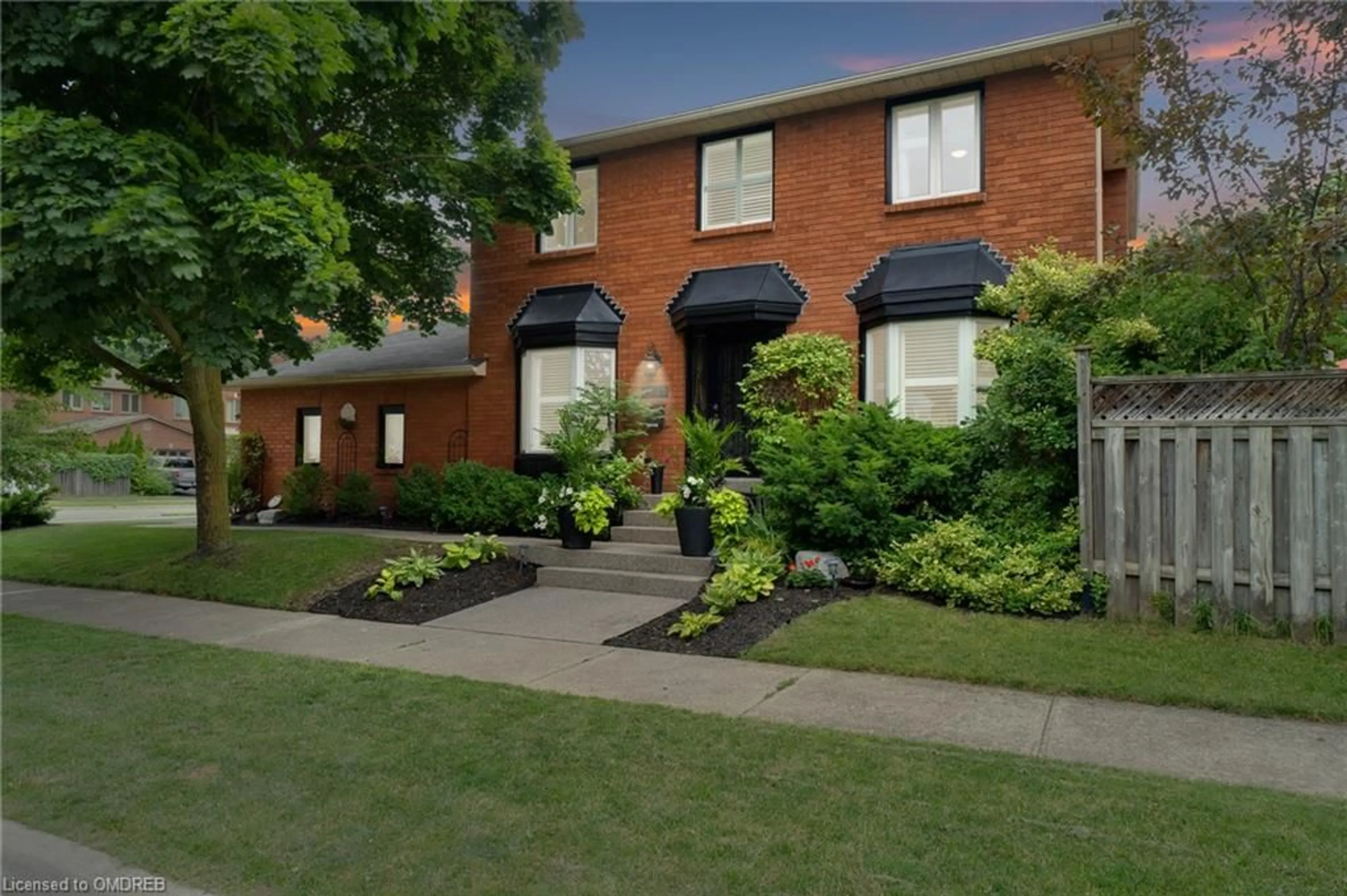 A pic from exterior of the house or condo for 1125 Grandeur Cres, Oakville Ontario L6H 4B2