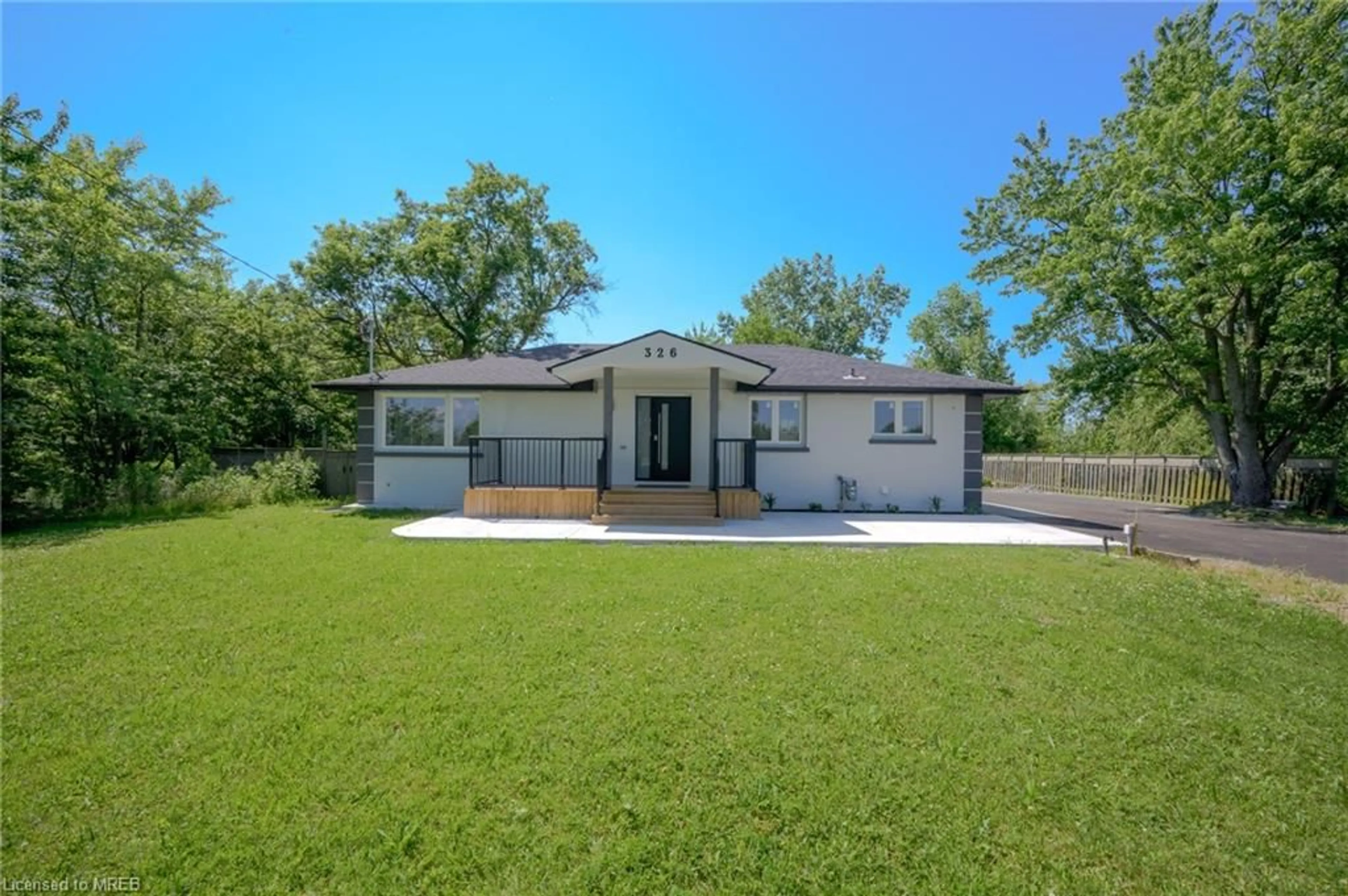 Frontside or backside of a home for 326 Mountain Rd, Grimsby Ontario L3M 4R7