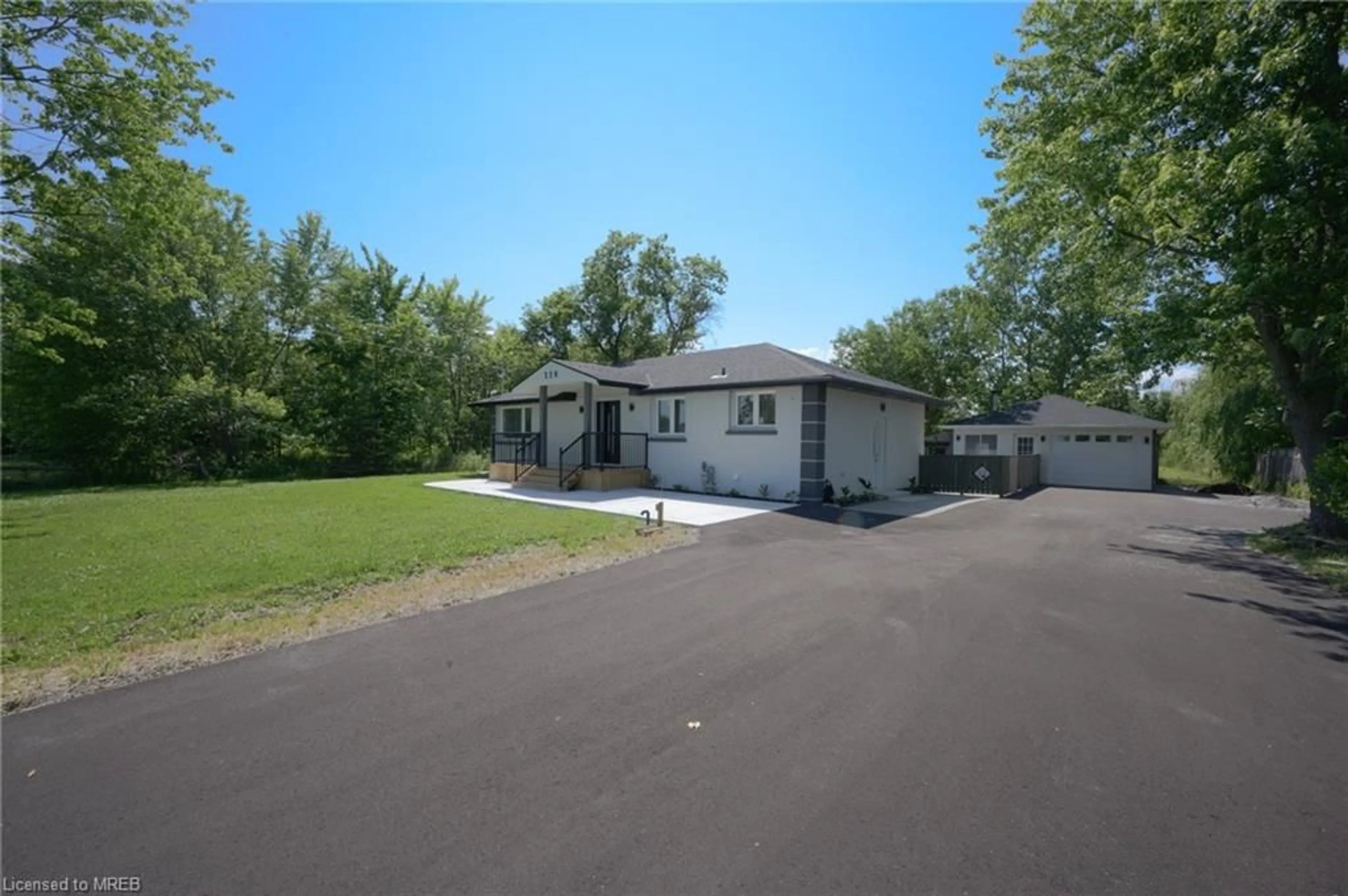 Frontside or backside of a home for 326 Mountain Rd, Grimsby Ontario L3M 4R7