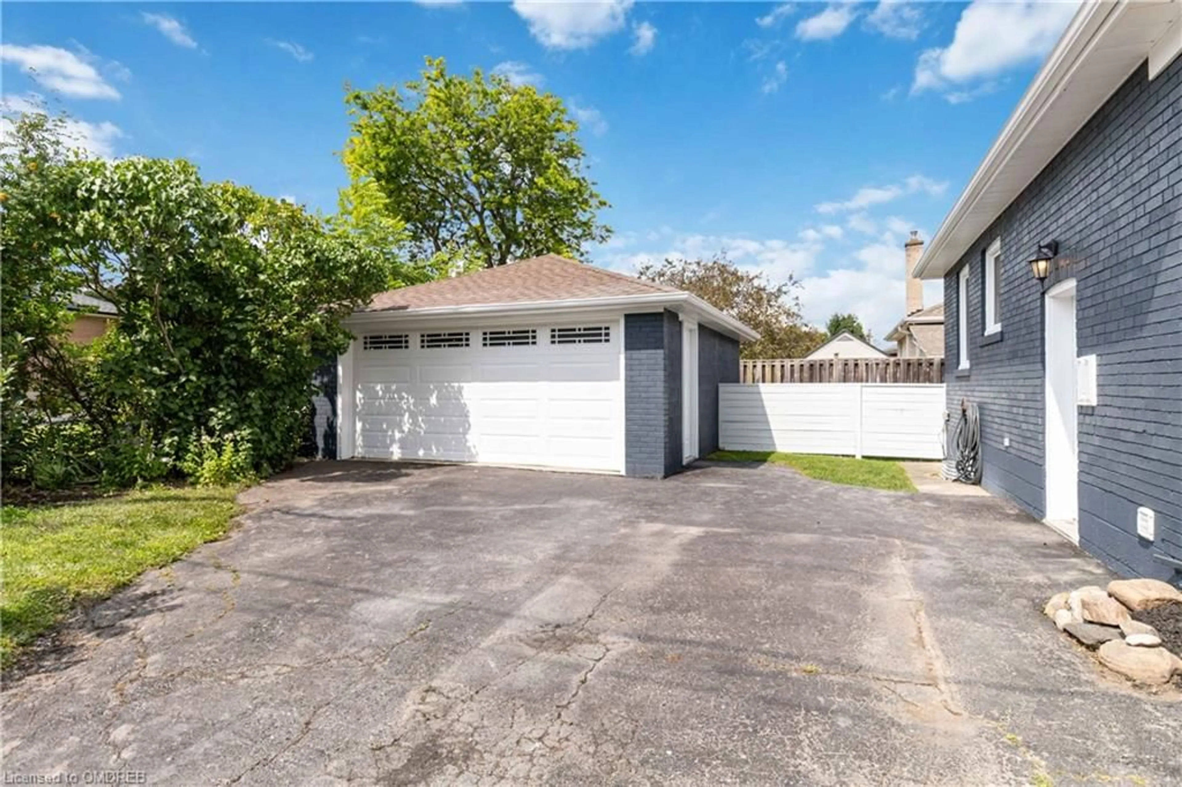 Frontside or backside of a home for 217 Elm Ave, Milton Ontario L9T 2S9