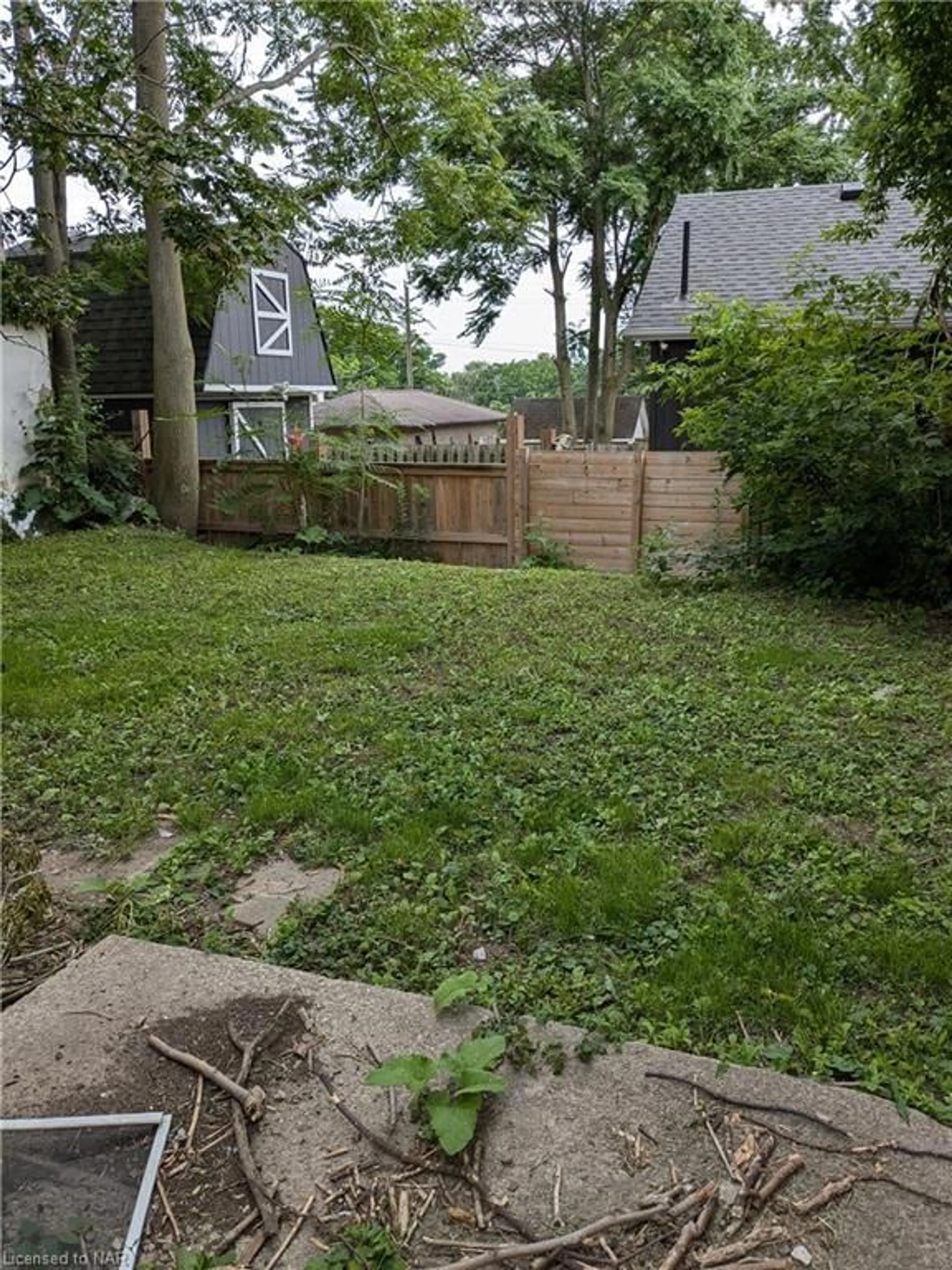 Fenced yard for 44.5 Division St, St. Catharines Ontario L2R 3G5