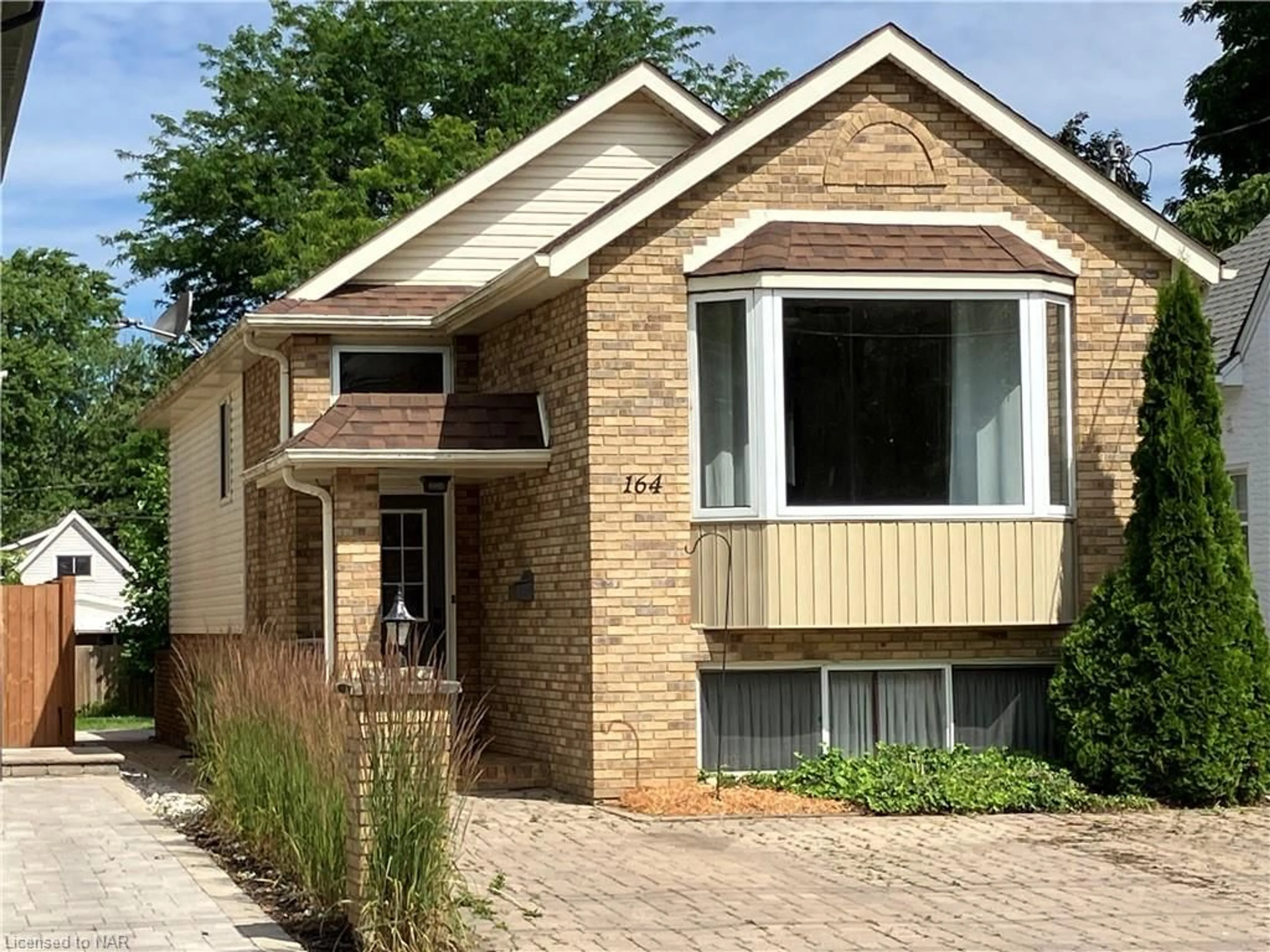 Home with brick exterior material for 164 Dalhousie Ave, St. Catharines Ontario L2N 4X7