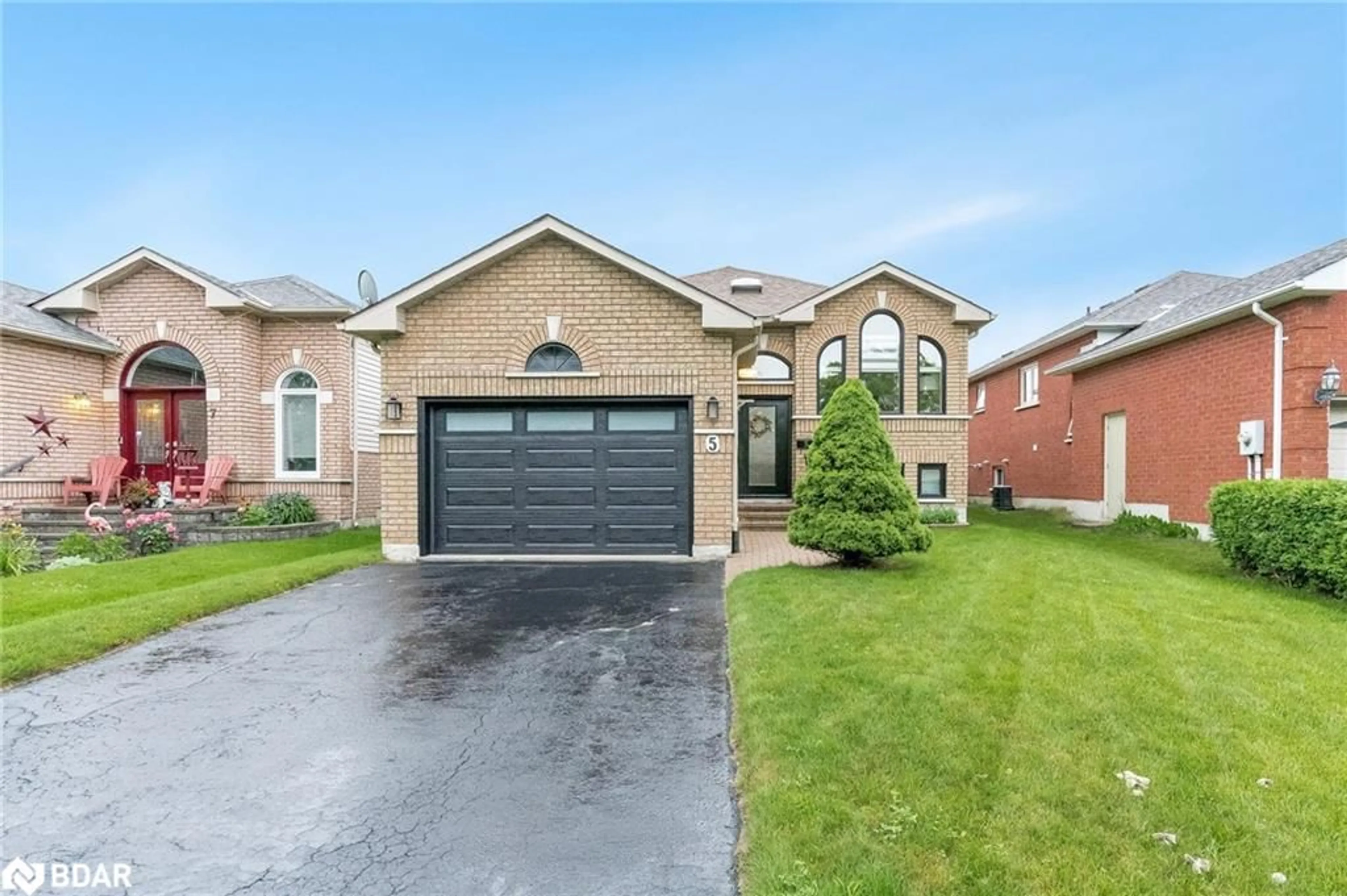 Frontside or backside of a home for 5 Nicholson Dr, Barrie Ontario L4N 8L6