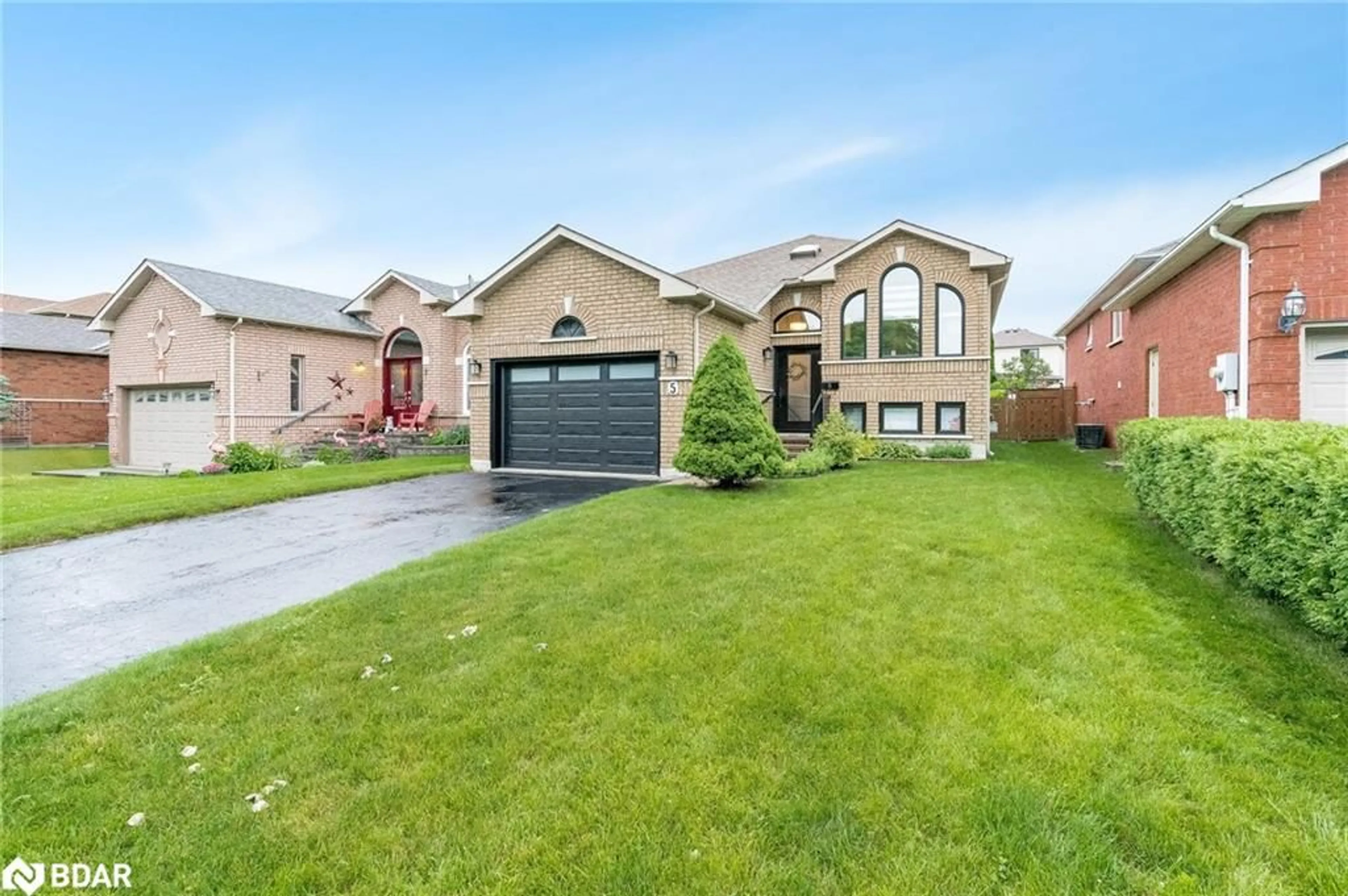 Frontside or backside of a home for 5 Nicholson Dr, Barrie Ontario L4N 8L6