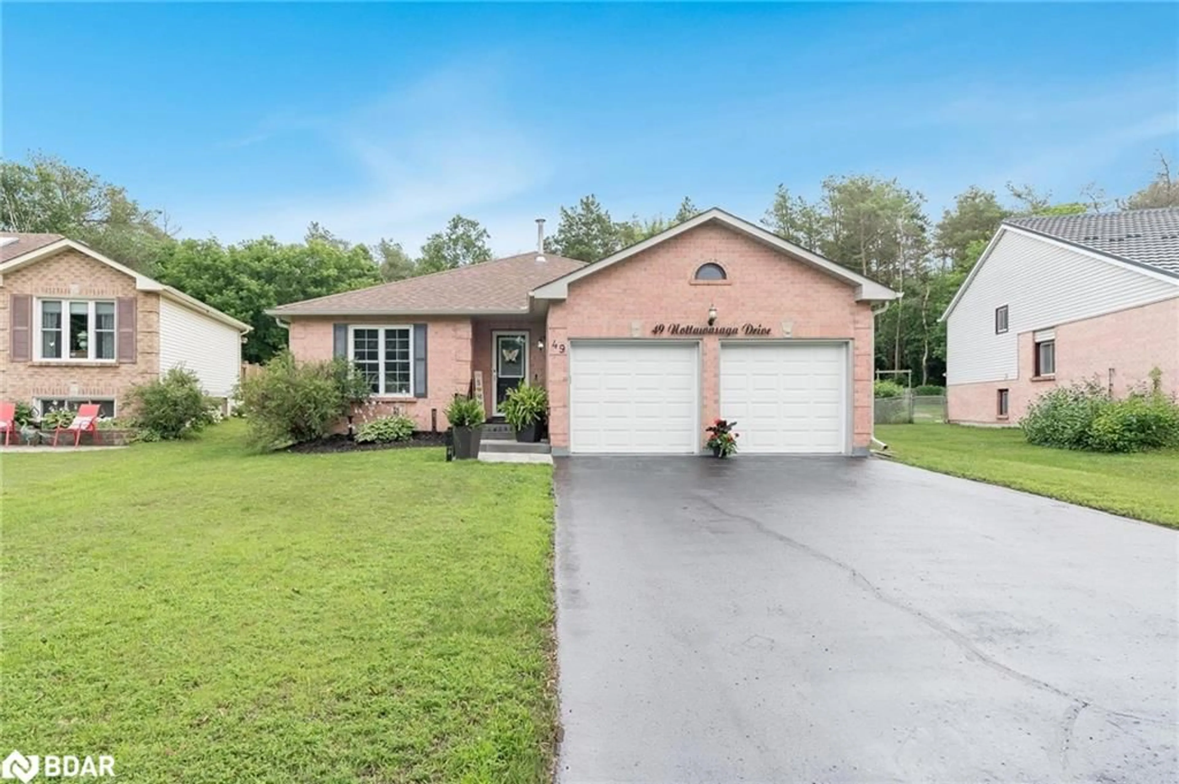 Frontside or backside of a home for 49 Nottawasaga Dr, Angus Ontario L0M 1B0