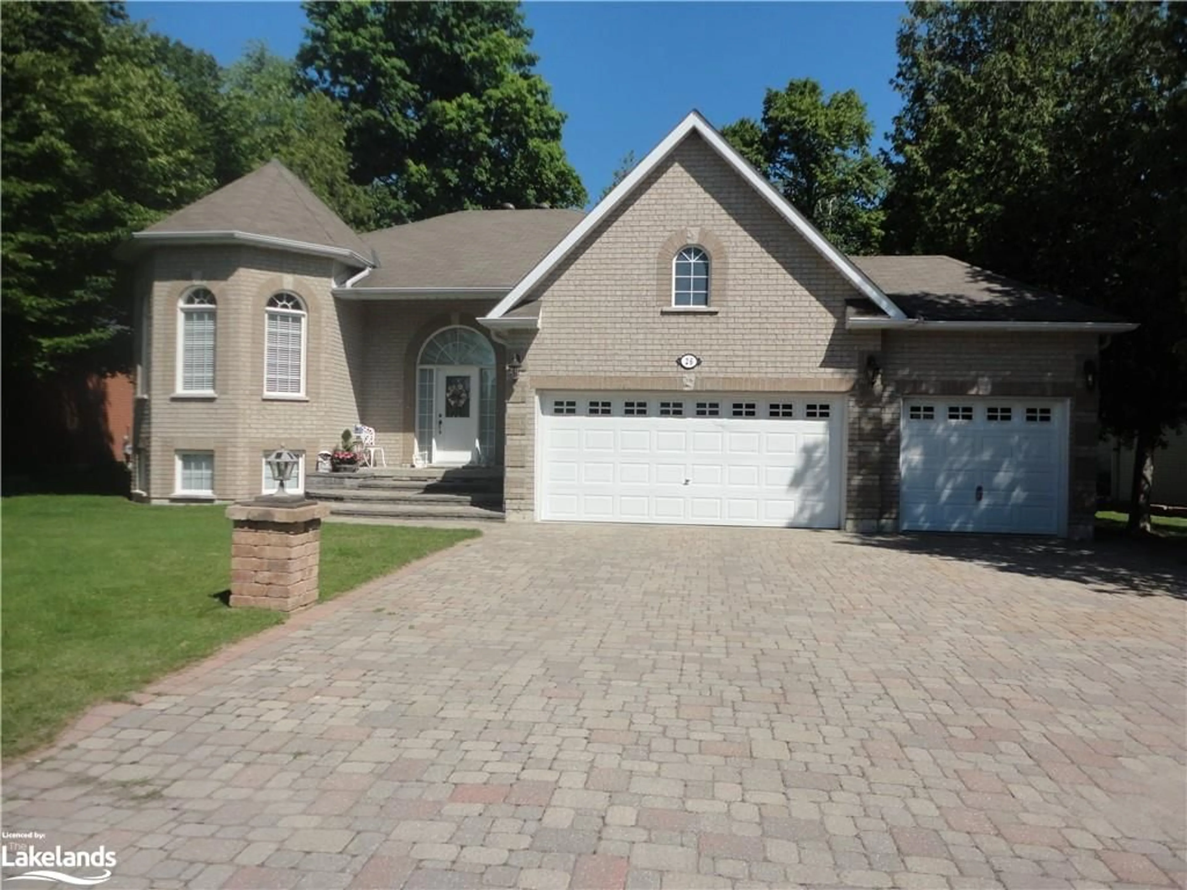 Home with brick exterior material for 26 Fairway Cres, Wasaga Beach Ontario L9Z 1B9