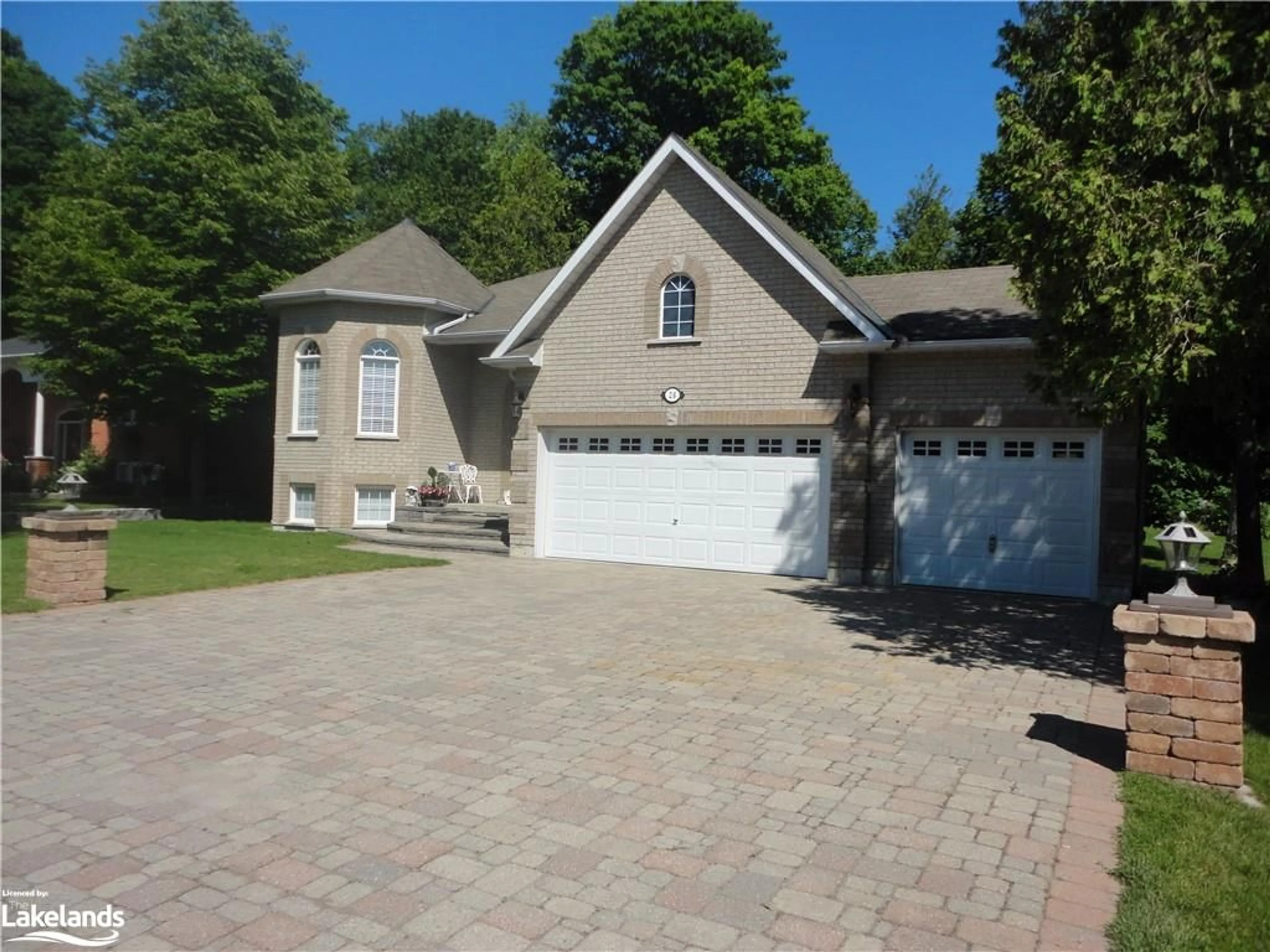 Home with brick exterior material for 26 Fairway Cres, Wasaga Beach Ontario L9Z 1B9