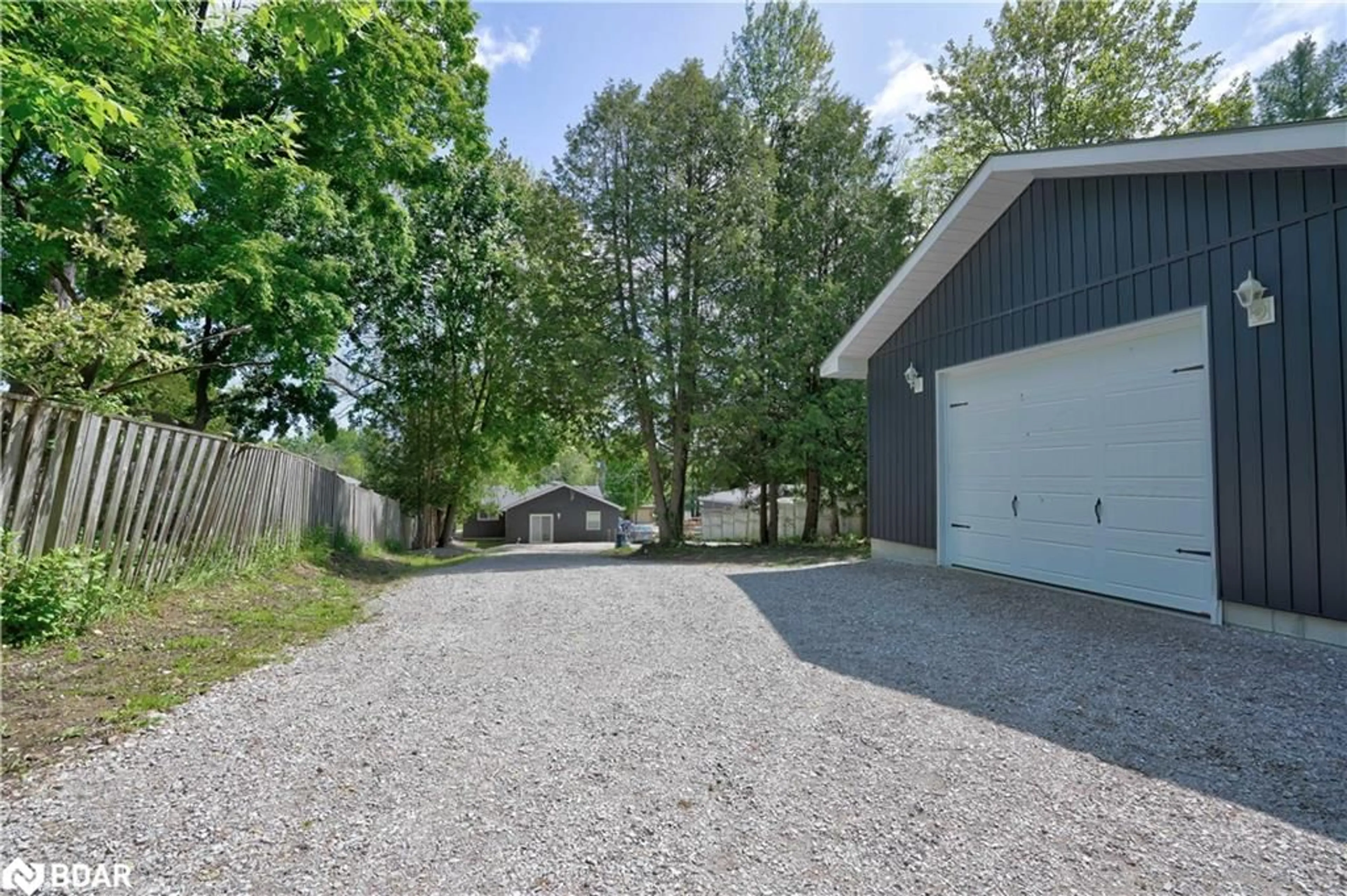 Indoor garage for 447 Sundial Dr, Orillia Ontario L3V 4A7