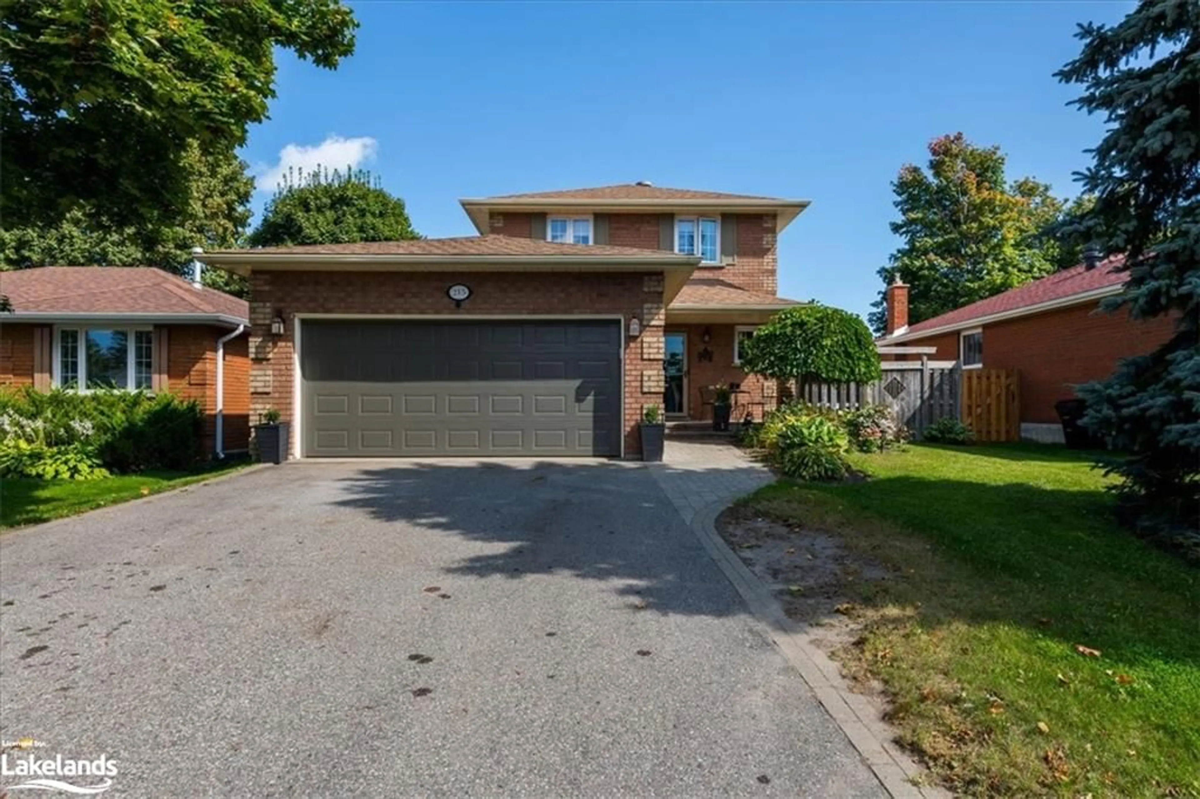 Frontside or backside of a home for 215 Margaret St, Midland Ontario L4R 4X8