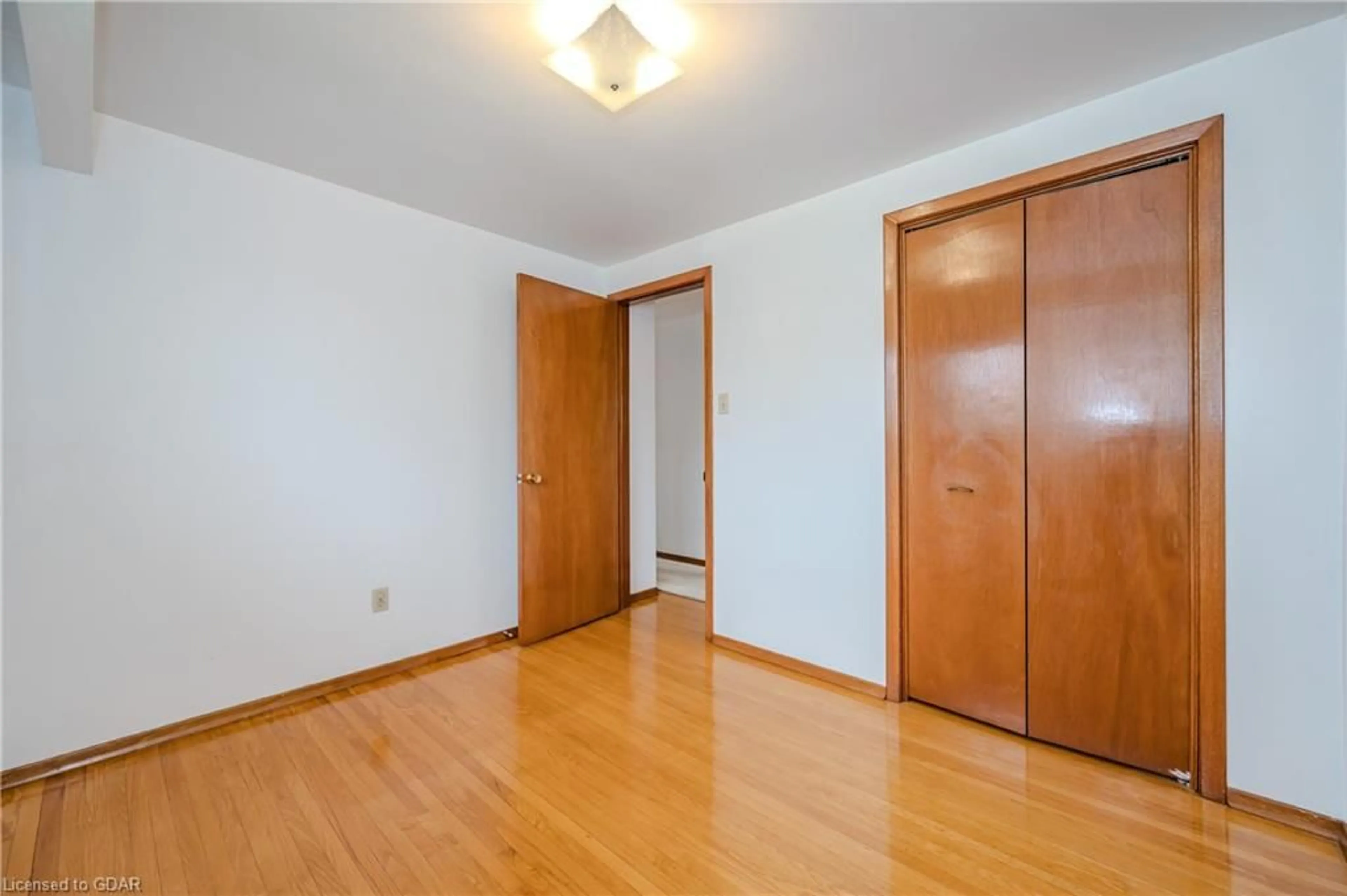 A pic of a room for 127 Applewood Cres, Guelph Ontario N1H 6B3