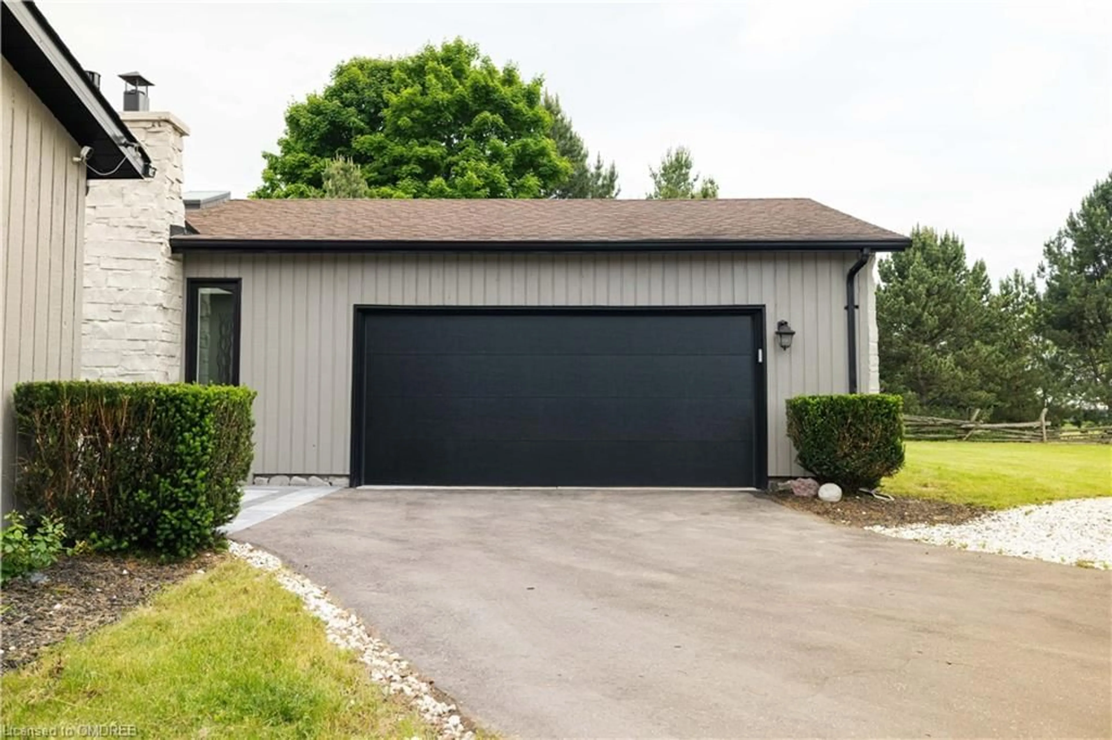 Indoor garage for 14399 Kennedy Rd, Caledon Ontario L7C 2H4