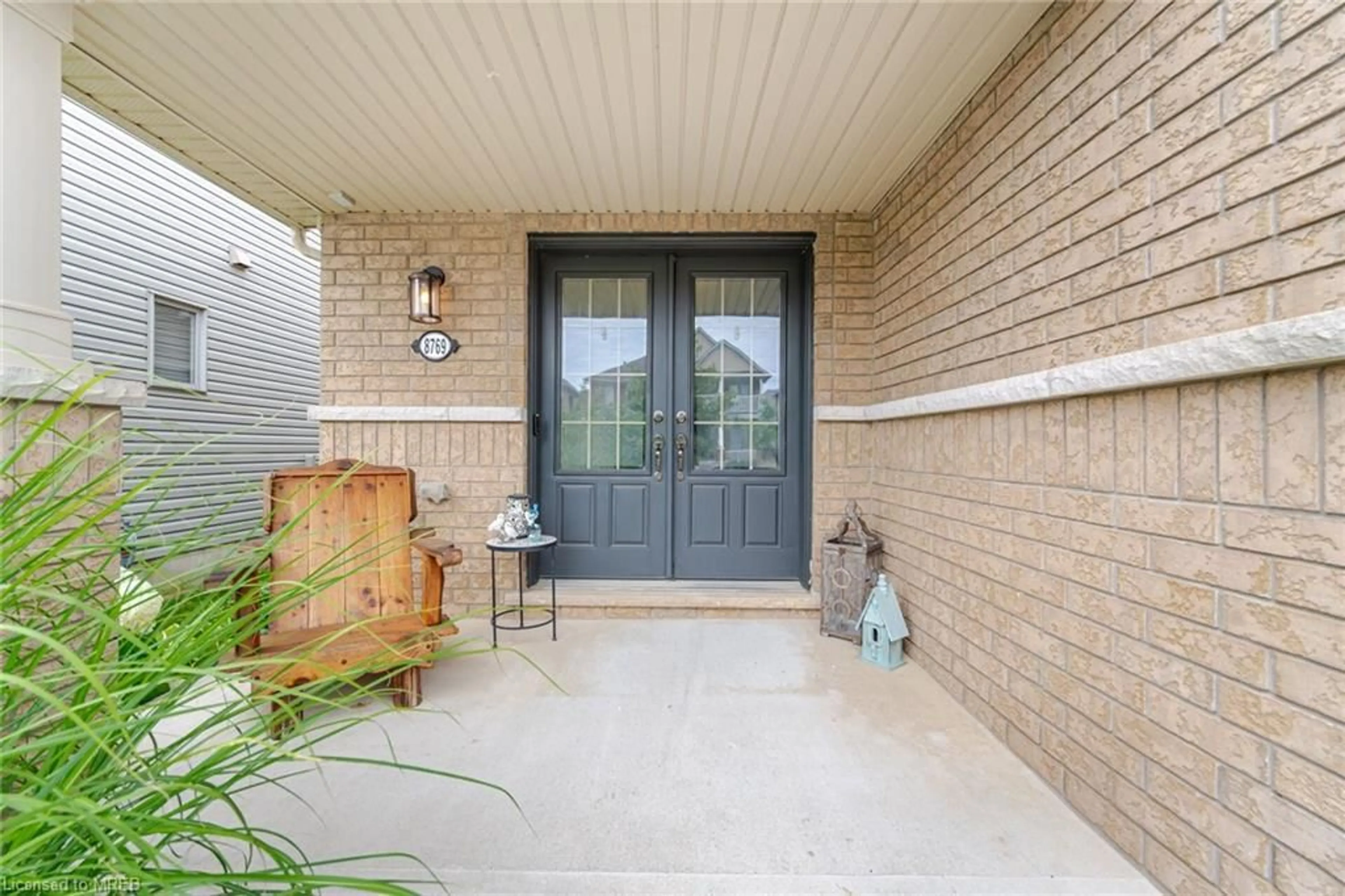 Indoor entryway, wood floors for 8769 Dogwood Crescent Cres, Niagara Falls Ontario L2H 2Y6