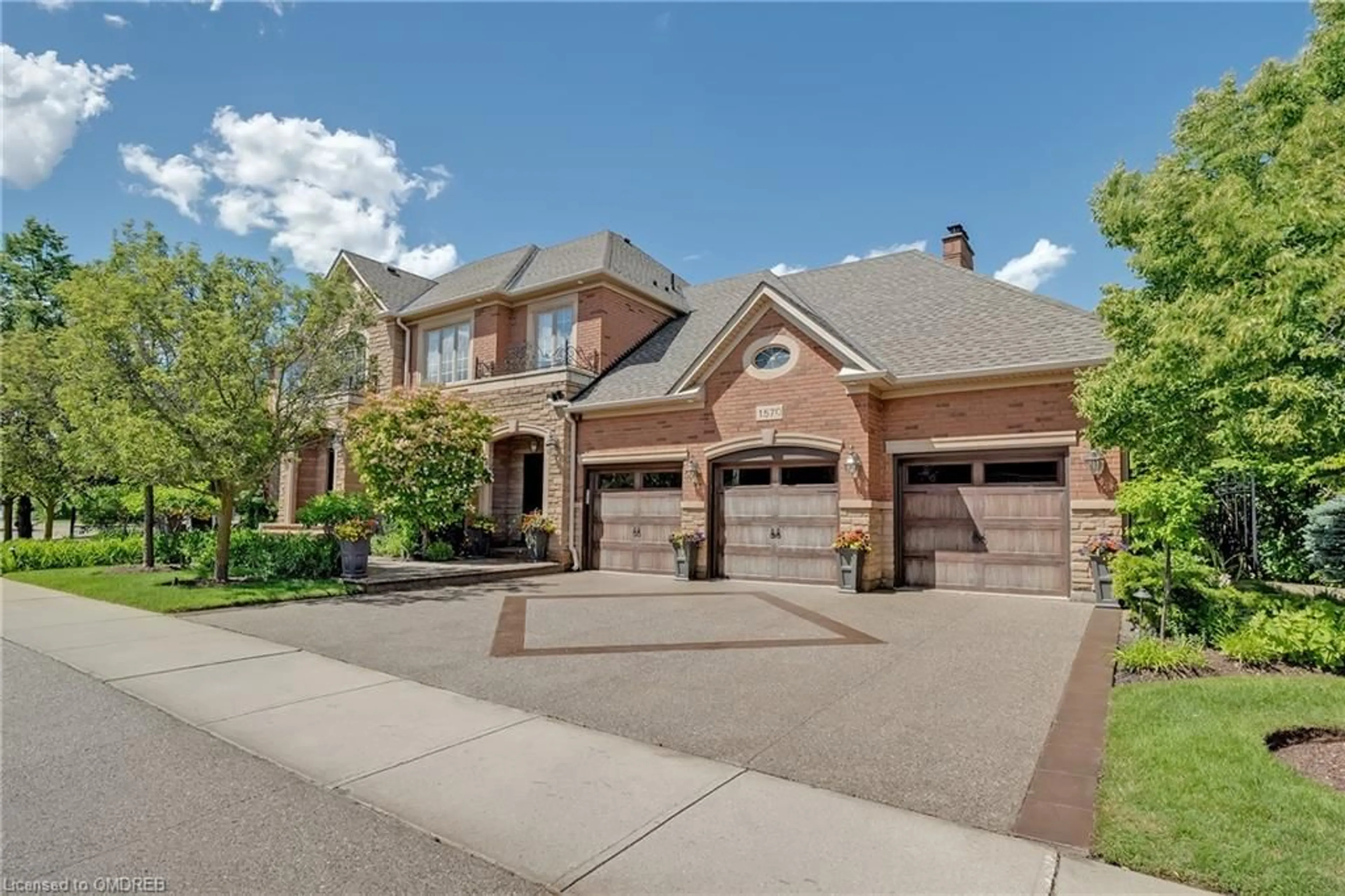 Frontside or backside of a home for 1570 Pinery Cres, Oakville Ontario L6H 7J9