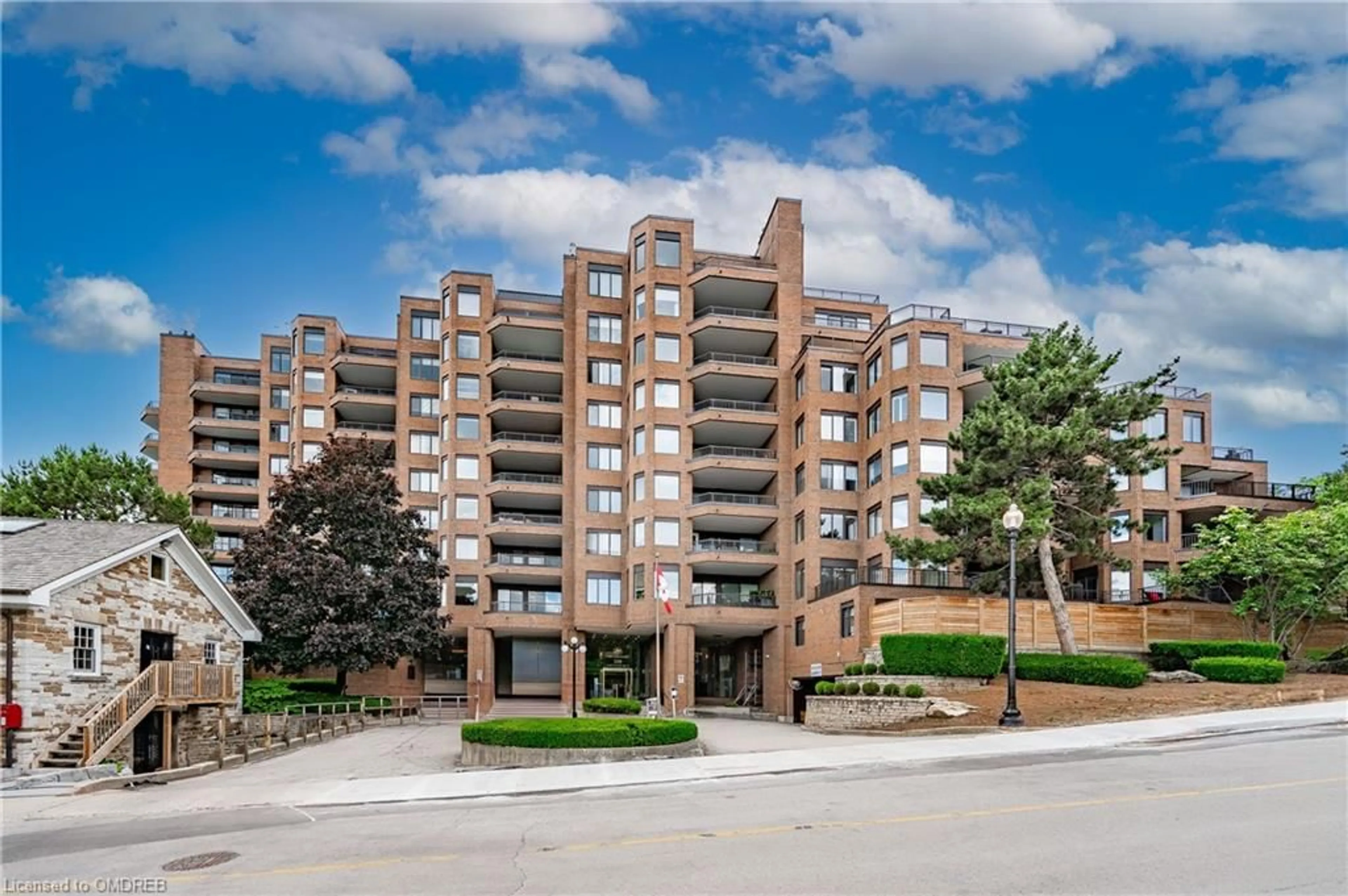 A pic from exterior of the house or condo for 100 Lakeshore Rd #1104, Oakville Ontario L6J 6M9