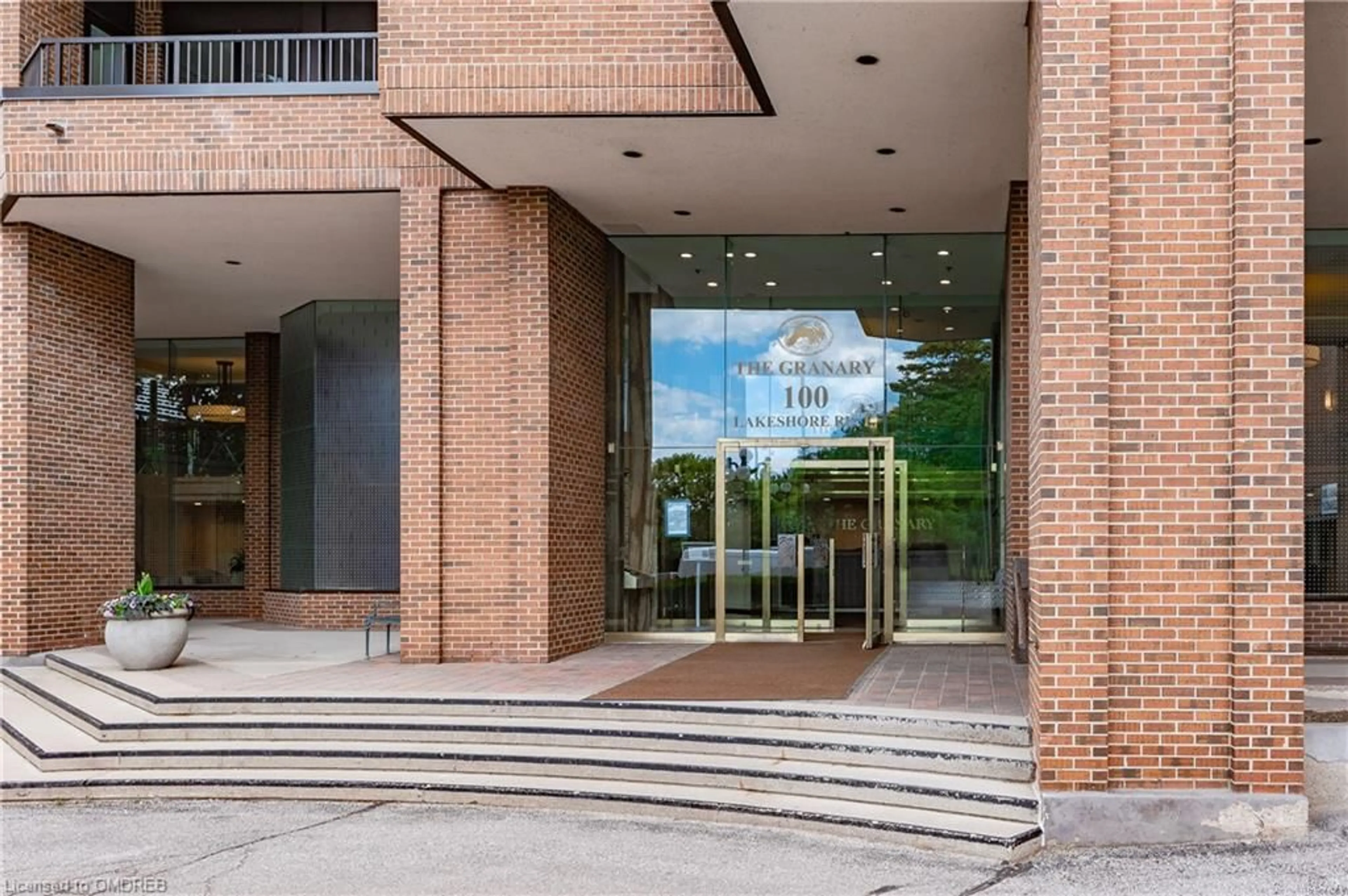 Indoor foyer, ceramic floors for 100 Lakeshore Rd #1104, Oakville Ontario L6J 6M9