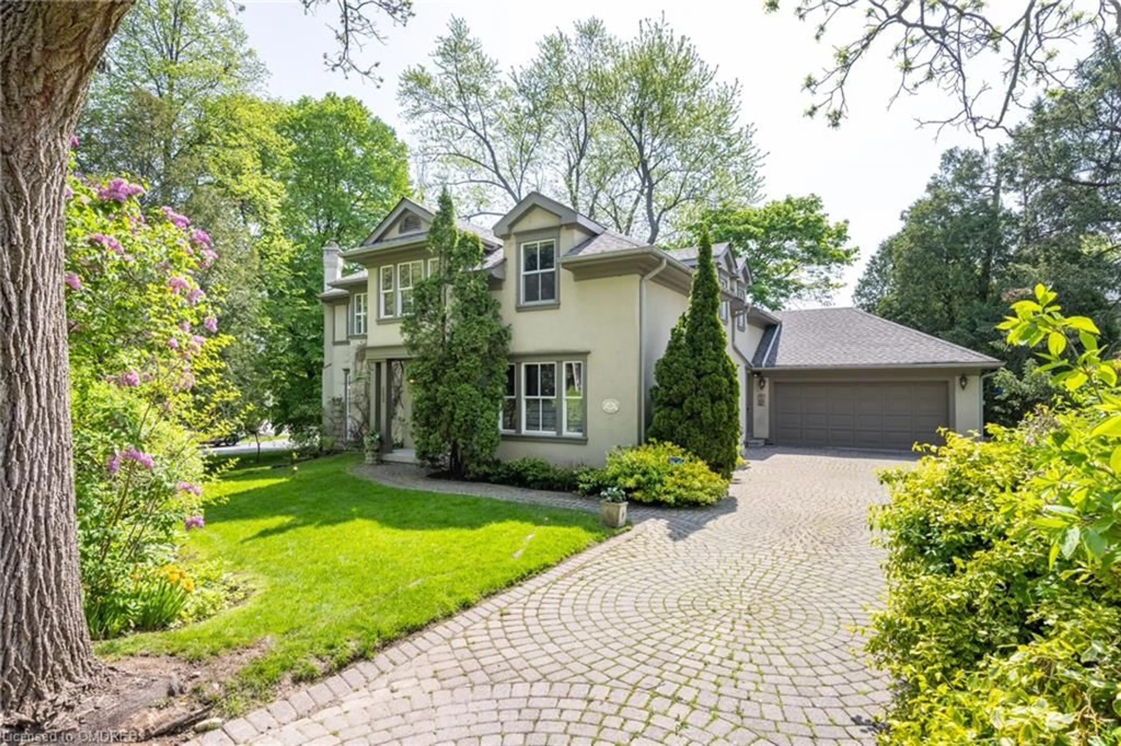 Frontside or backside of a home for 208 King St, Oakville Ontario L6J 1B5