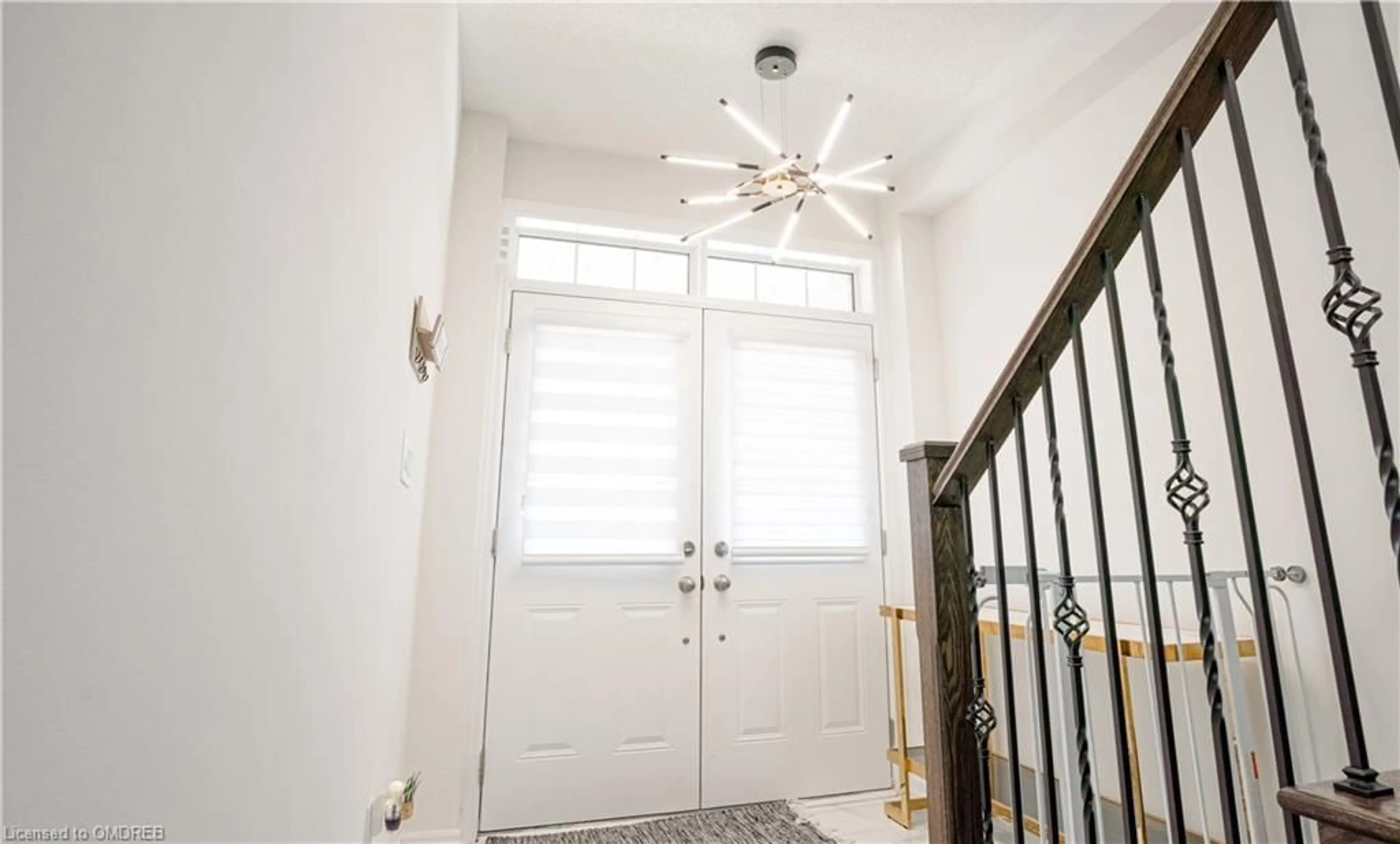 Indoor entryway for 116 Durham Ave Ave, Barrie Ontario L9J 0L8