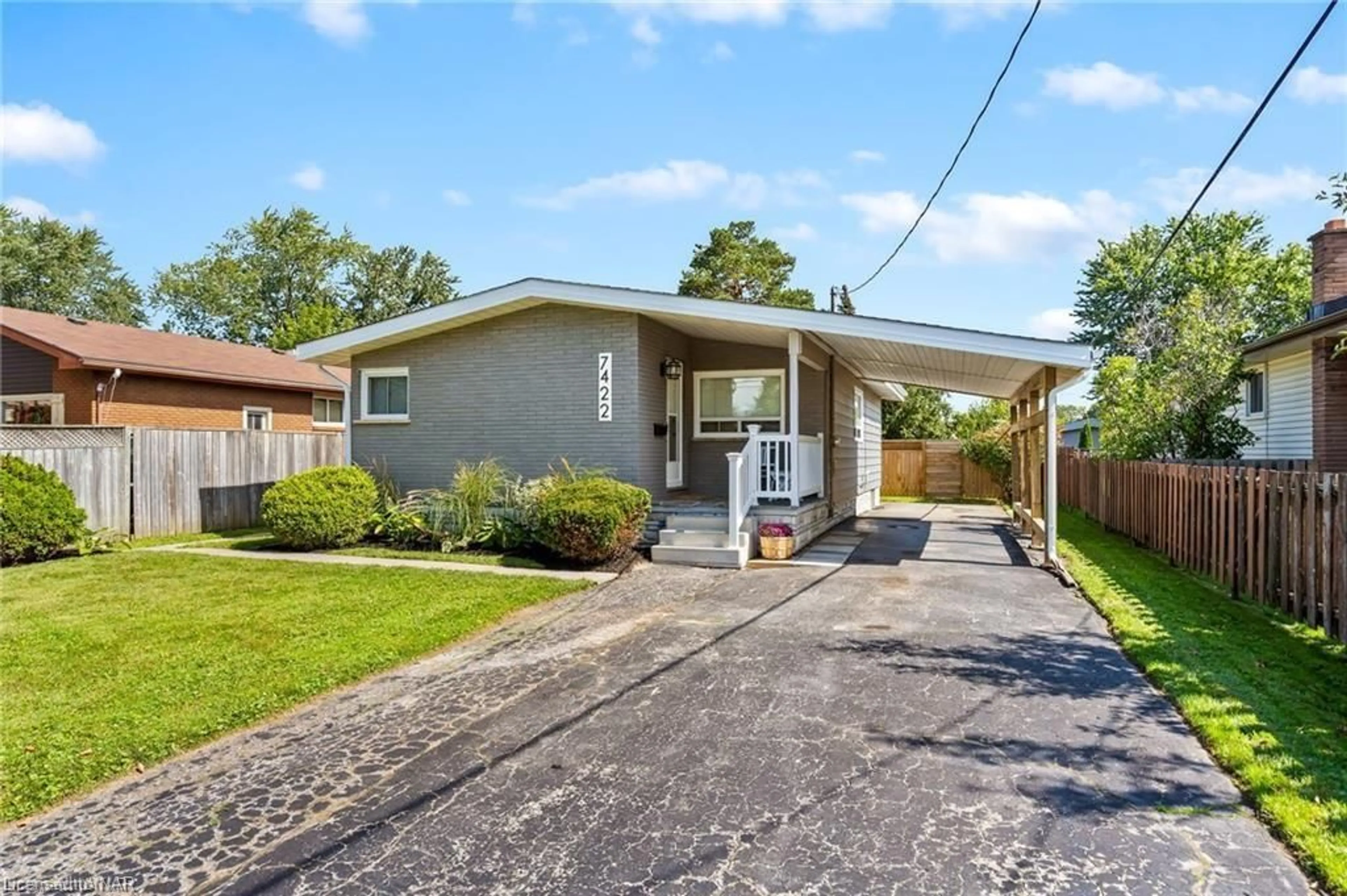 Frontside or backside of a home for 7422 Dorchester Rd, Niagara Falls Ontario L2G 5W1