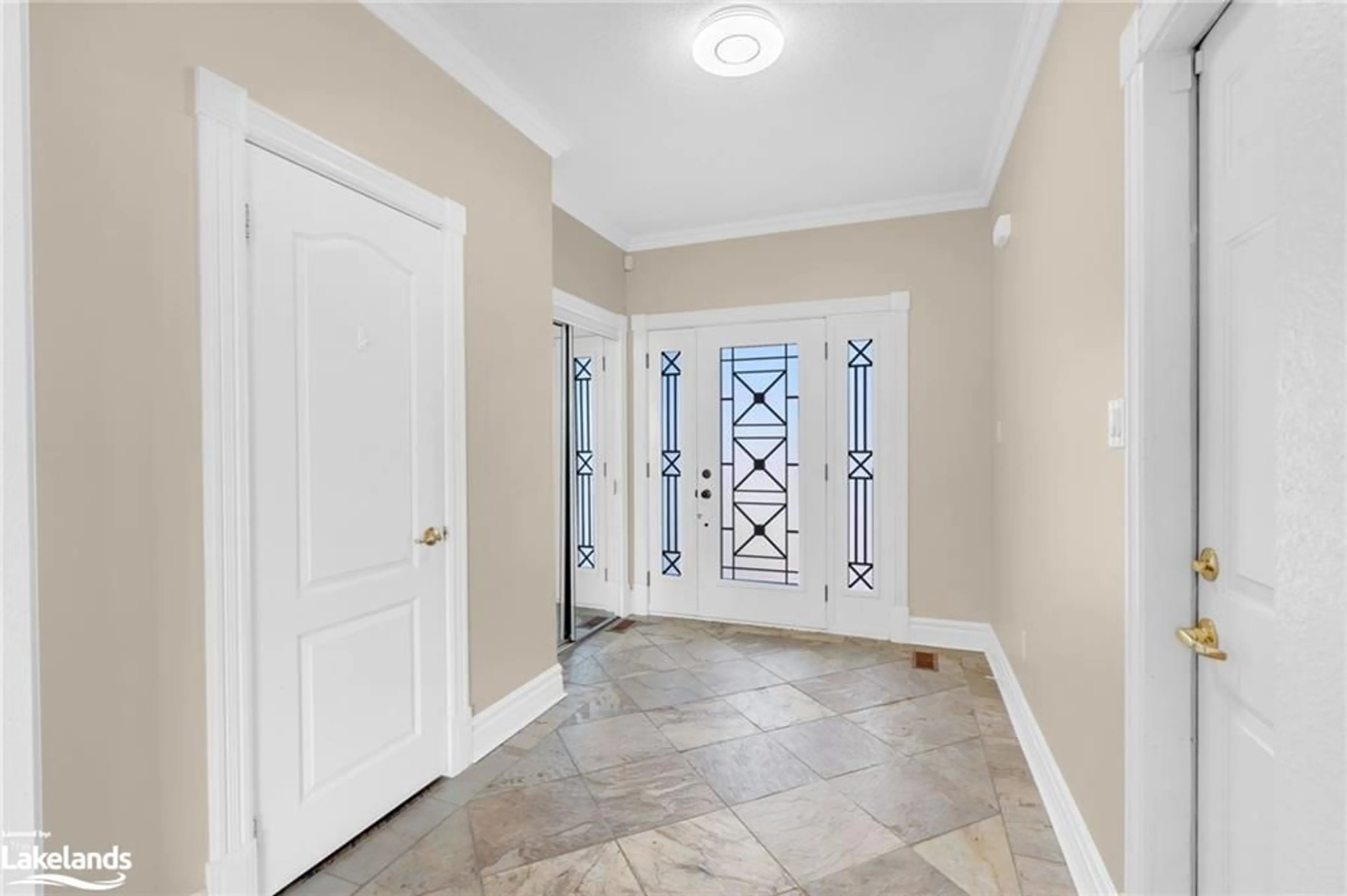 Indoor entryway for 679 Aberdeen Blvd, Midland Ontario L4R 5N9