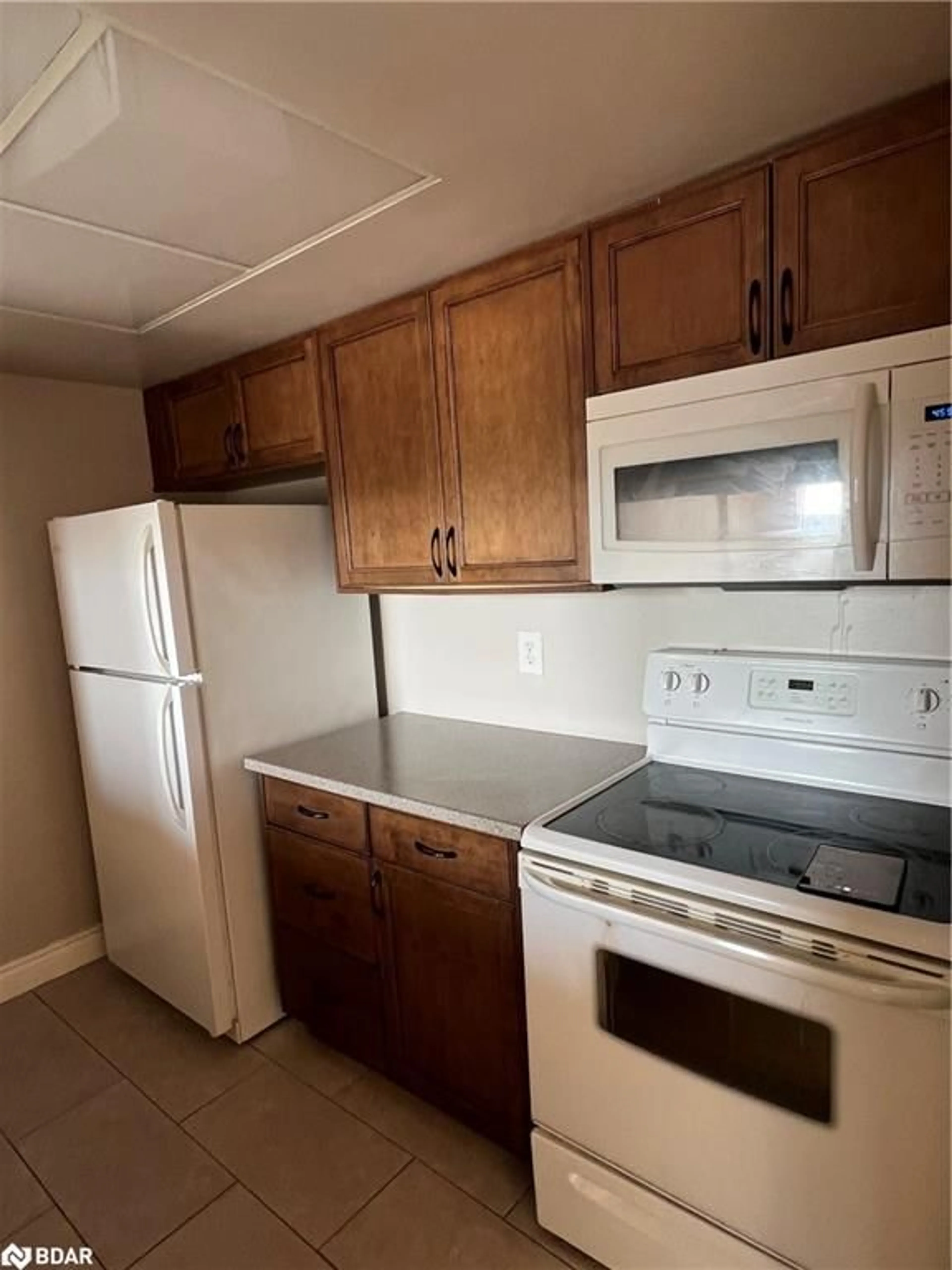 Standard kitchen for 65 Ellen St #809, Barrie Ontario L4N 3A5