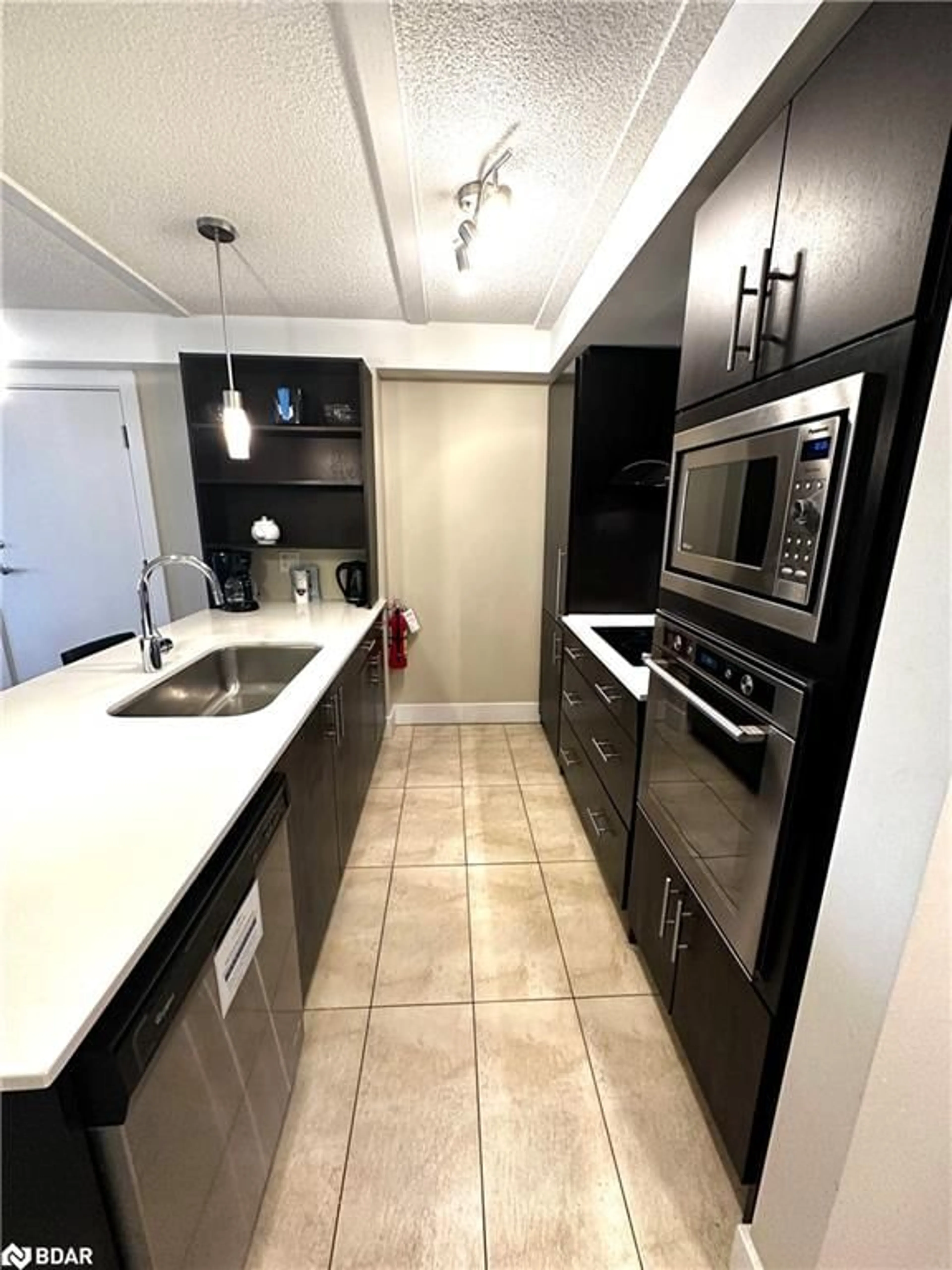 Standard kitchen for 9 Harbour St #3112/3114, Collingwood Ontario L9Y 5B5