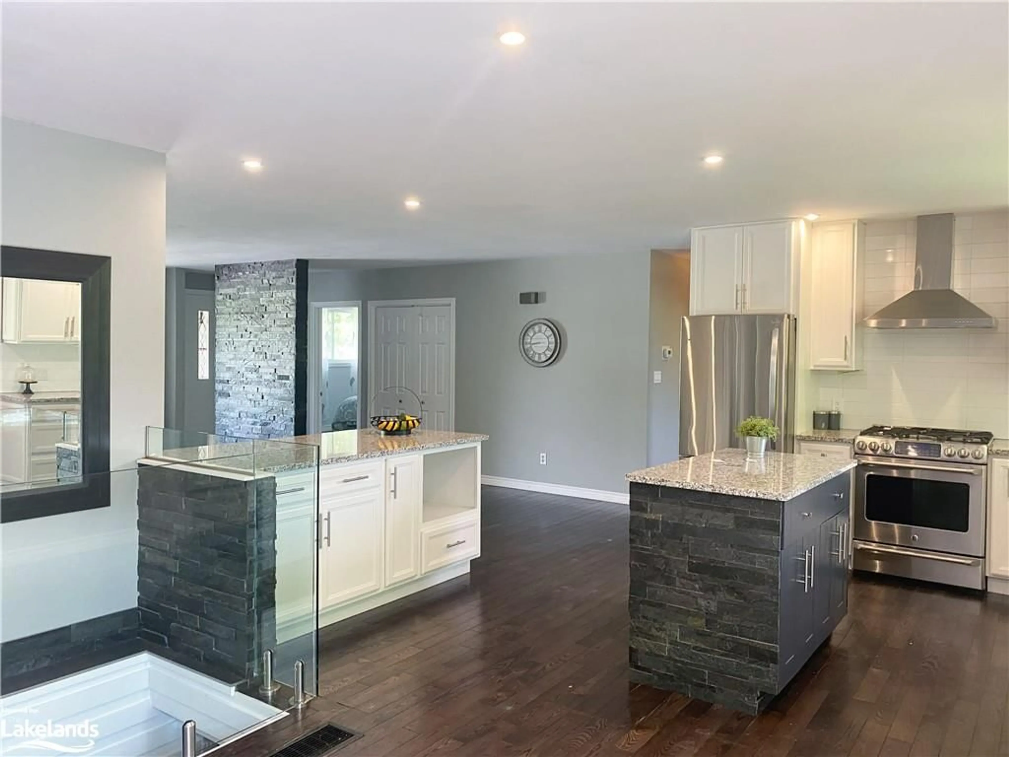 Contemporary kitchen for 27 Meadow Park Dr, Huntsville Ontario P1H 1G2