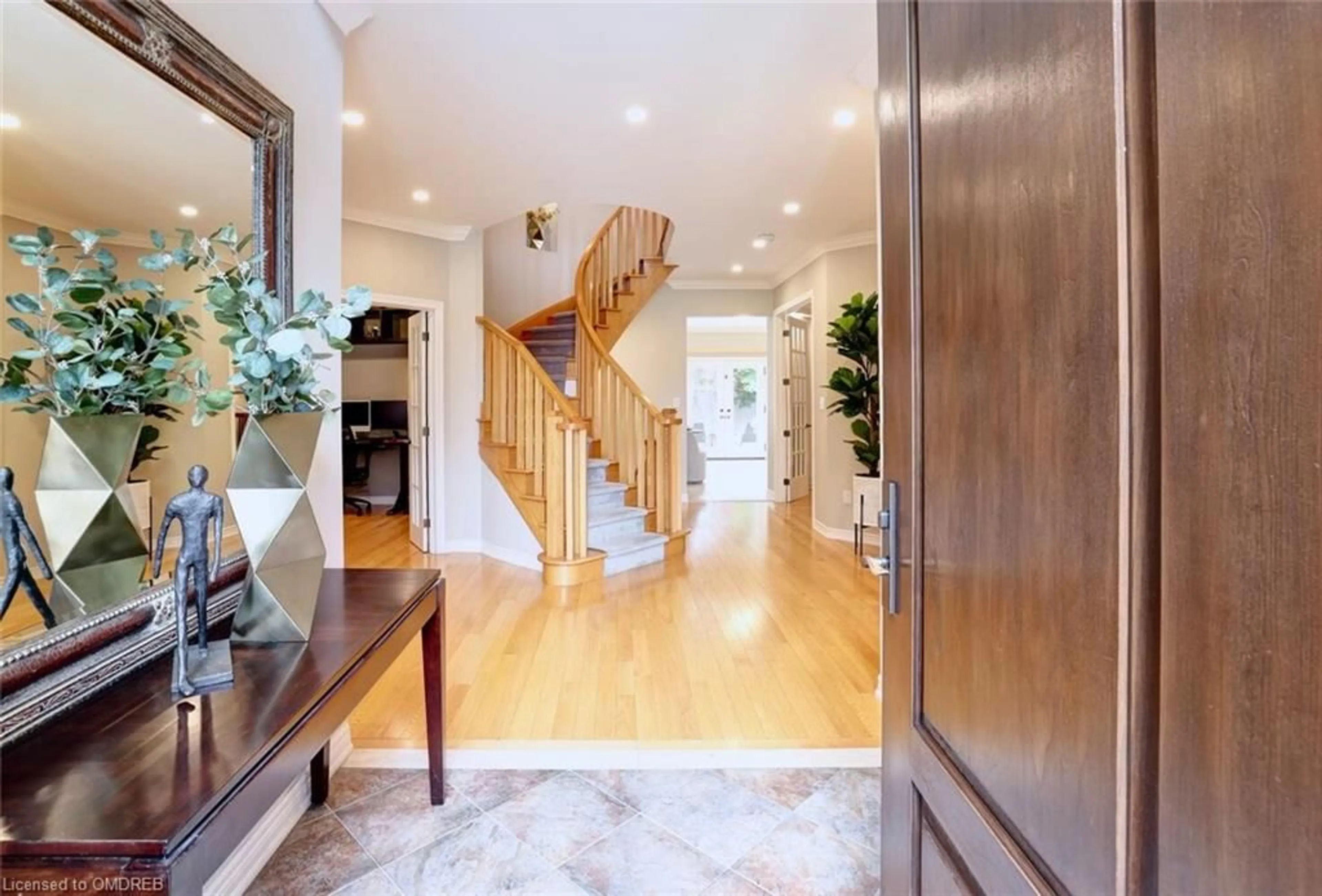Indoor entryway for 1537 Pinery Cres, Oakville Ontario L6H 7J9