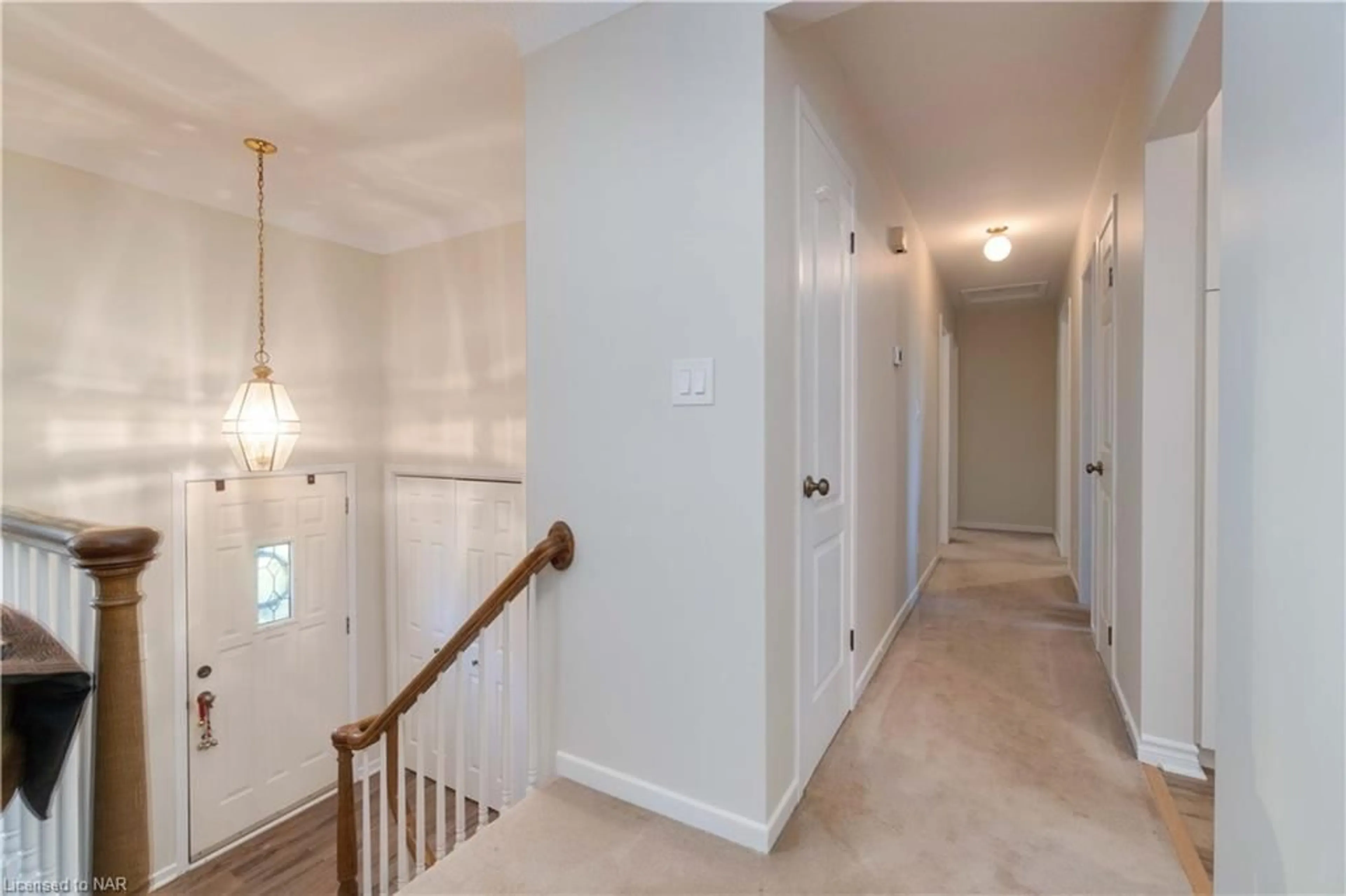 Indoor foyer for 19 Upper Canada Dr, Niagara-on-the-Lake Ontario L0S 1J0