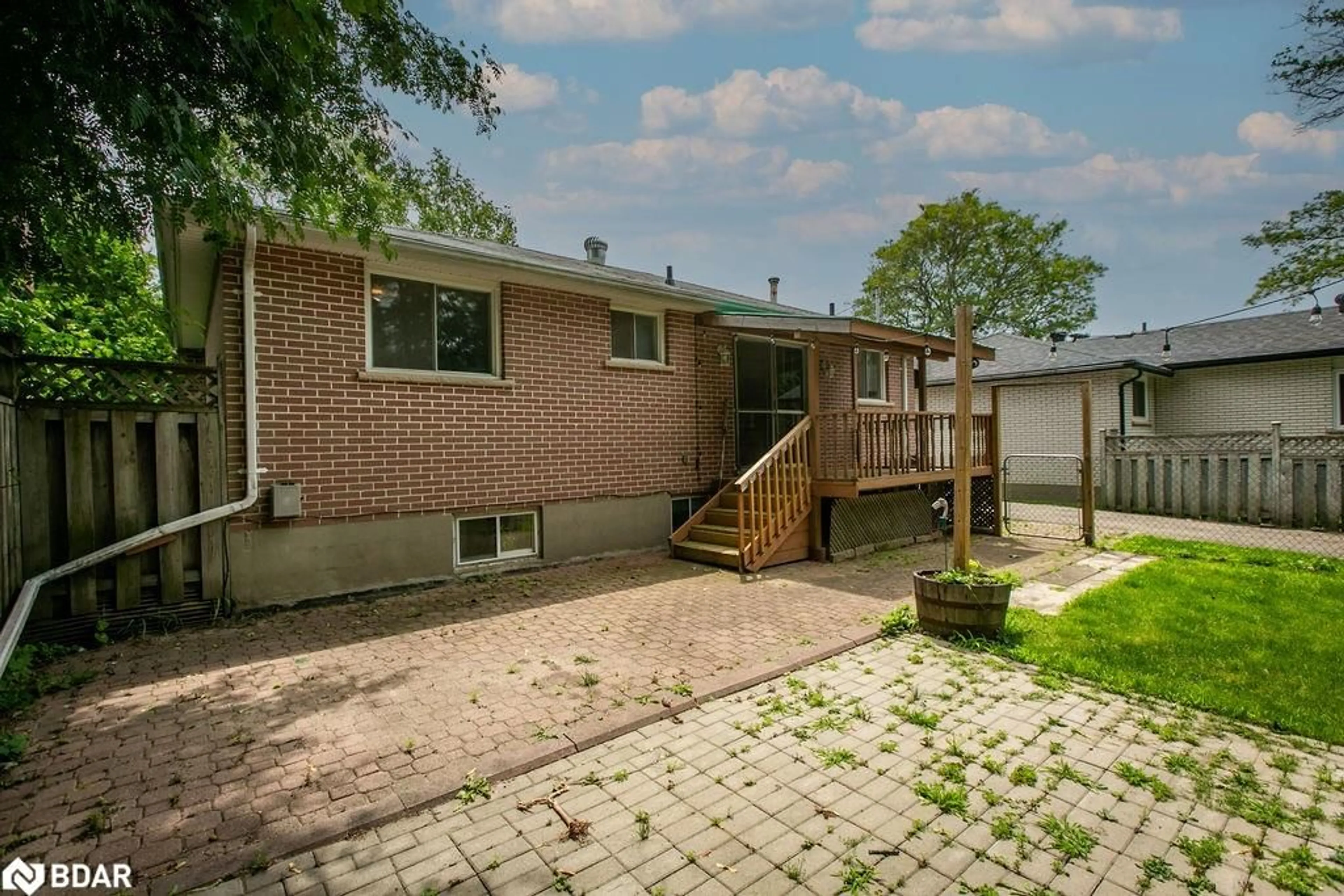 Patio for 32 Queen St, Barrie Ontario L4M 1Z1