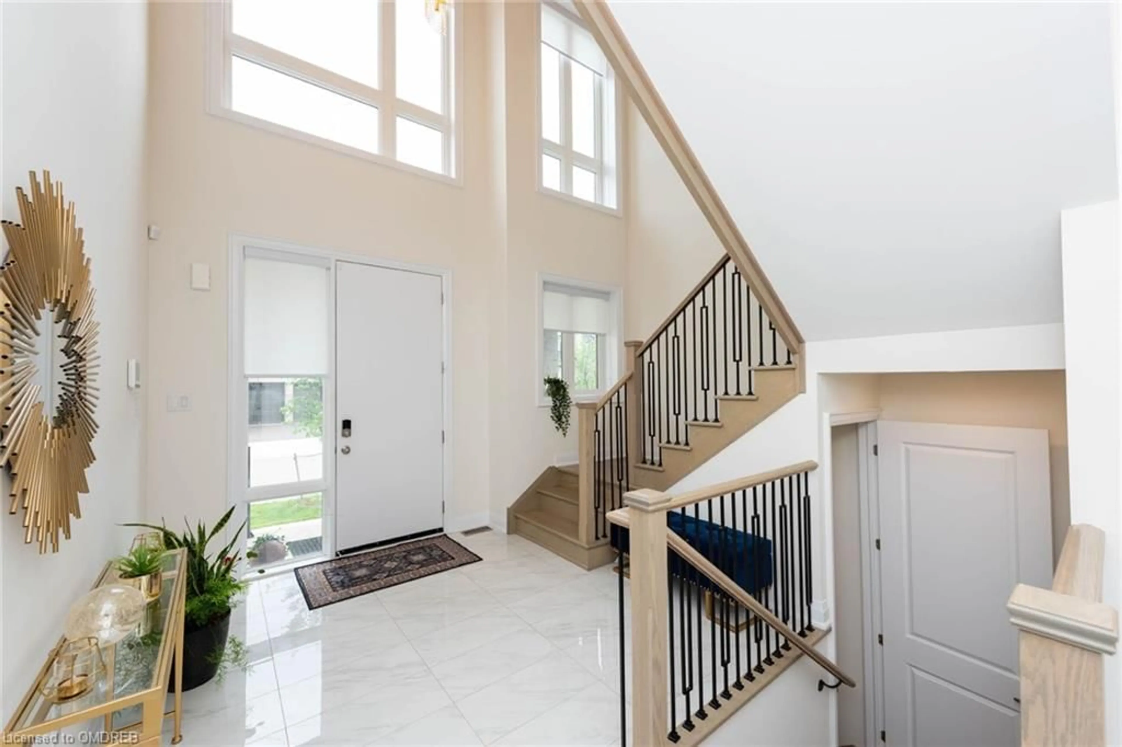 Indoor foyer for 2437 Irene Cres, Oakville Ontario L6M 5M2